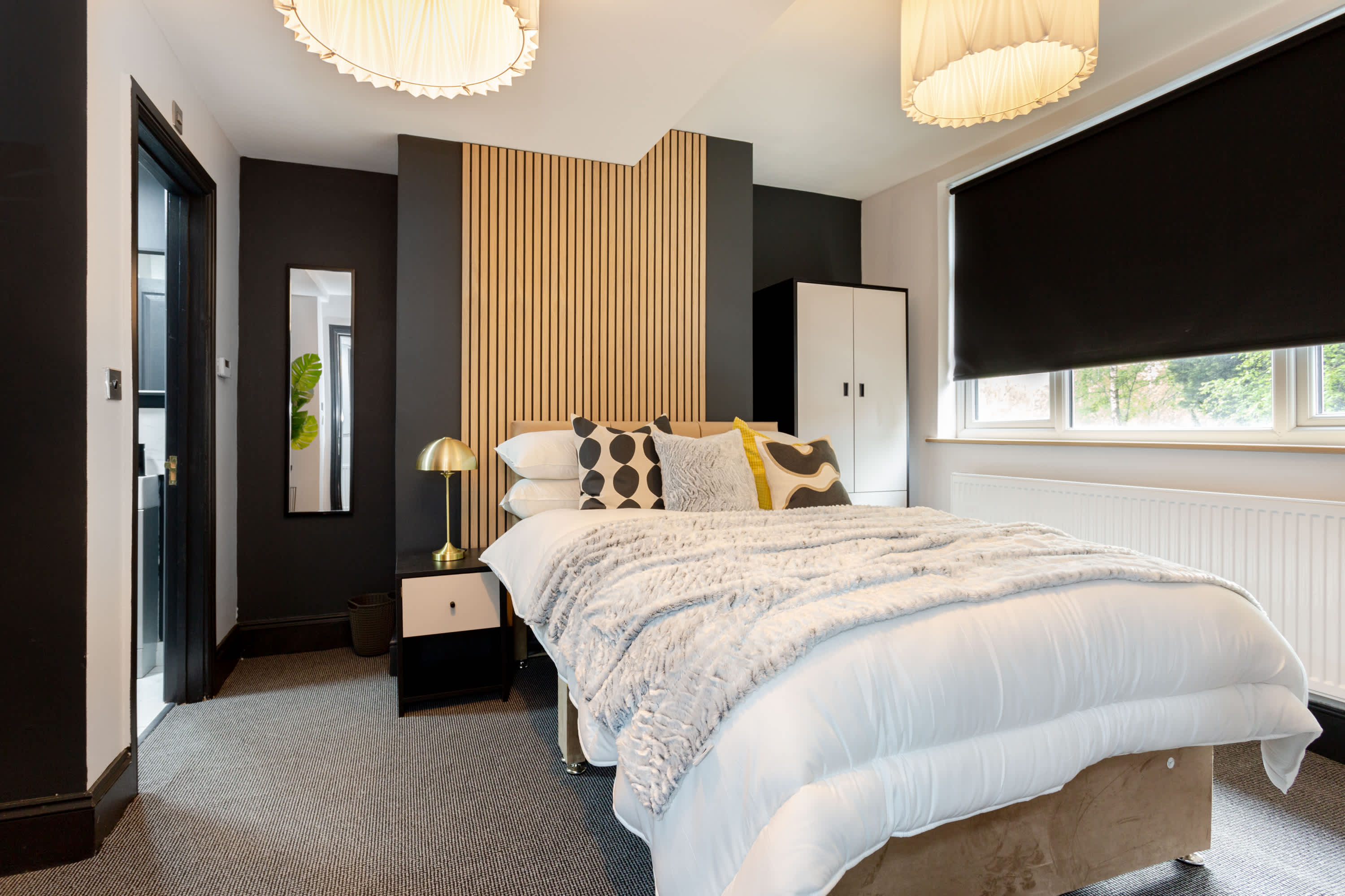 Ashton Luxury Getaway Sleeps 14 with 2  Free Parking Space in Church Street 18 OL6 6XE - Property image 31 - VivreStays