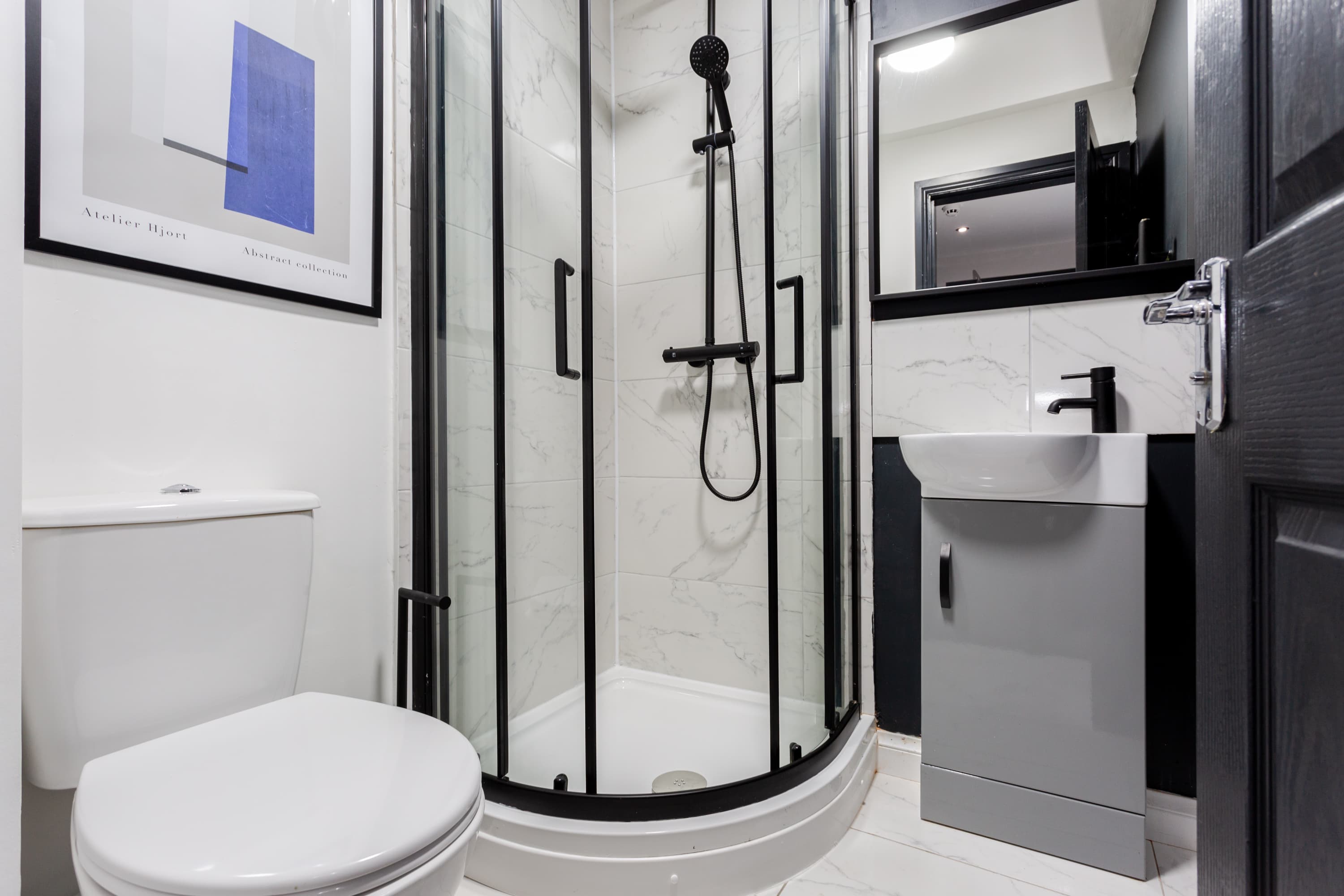 Ashton Luxury Getaway Sleeps 14 with 2  Free Parking Space in Church Street 18 OL6 6XE - Property image 38 - VivreStays