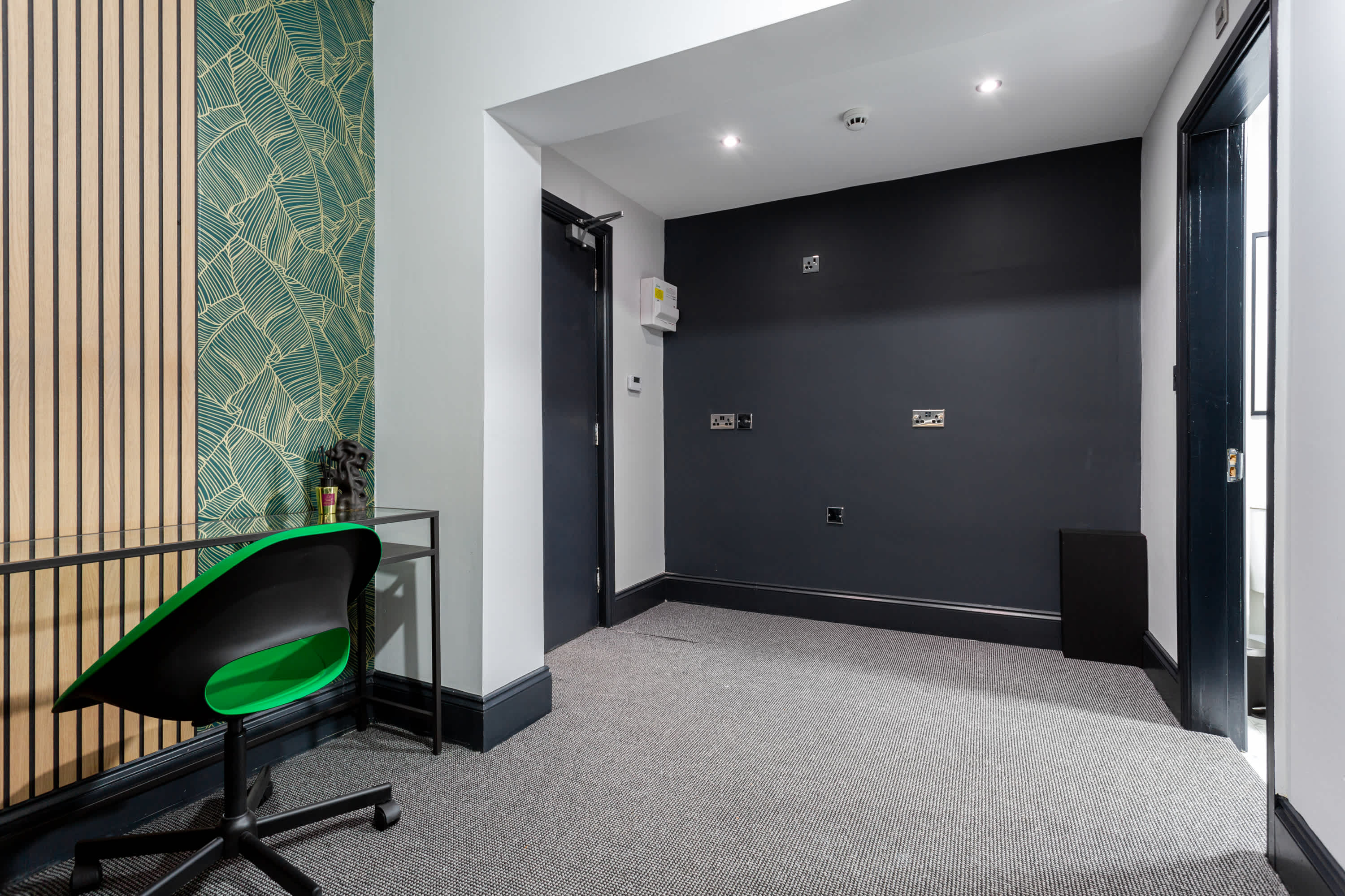 Ashton Luxury Getaway Sleeps 14 with 2  Free Parking Space in Church Street 18 OL6 6XE - Property image 40 - VivreStays