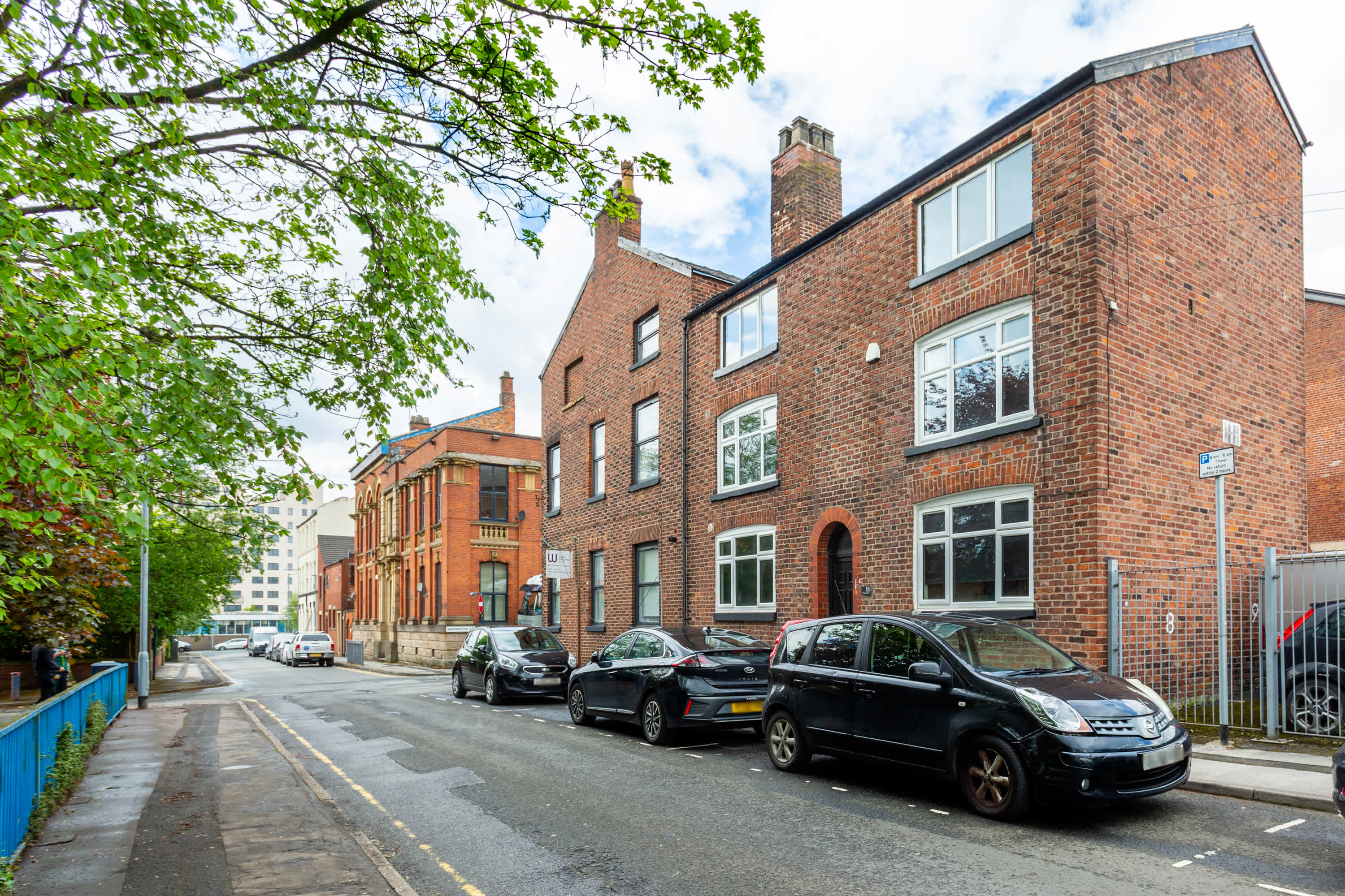 Ashton Luxury Getaway Sleeps 14 with 2  Free Parking Space in Church Street 18 OL6 6XE - Property image 44 - VivreStays