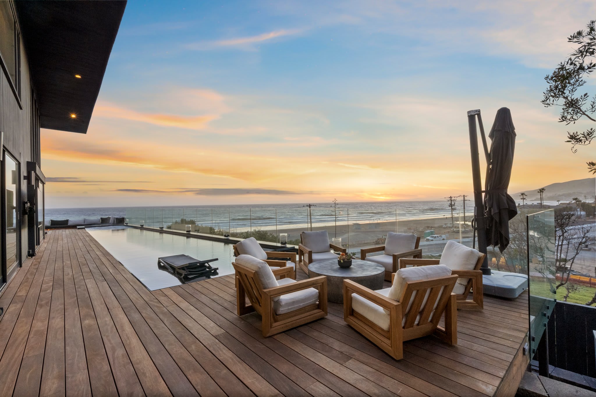 Settle into the evening with front-row ocean views.