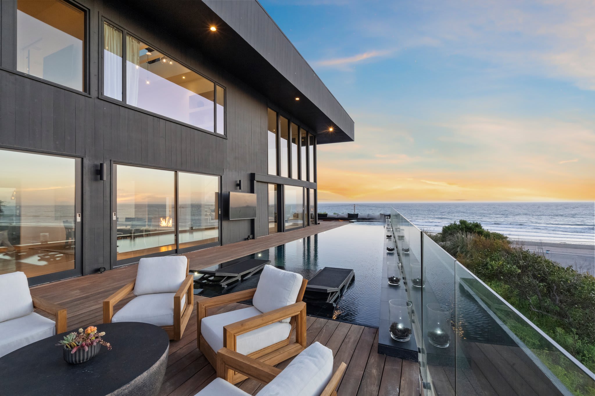 A striking architectural statement where sleek modern design meets Malibu’s endless horizon.