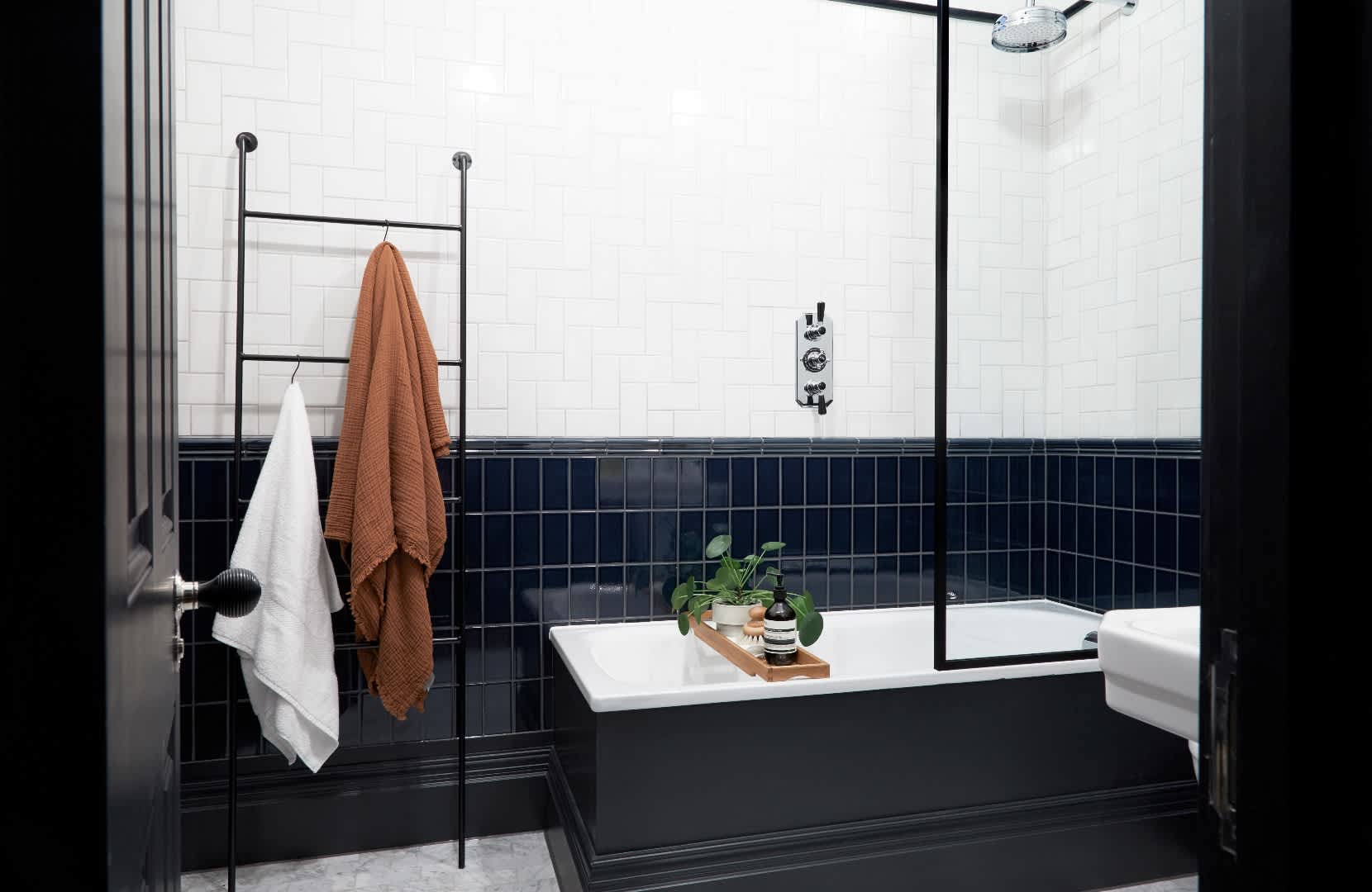 Contemporary Apartment - minutes from Angel Tube in 388 City Road EC1V 2QA - Property image 3 - VivreStays