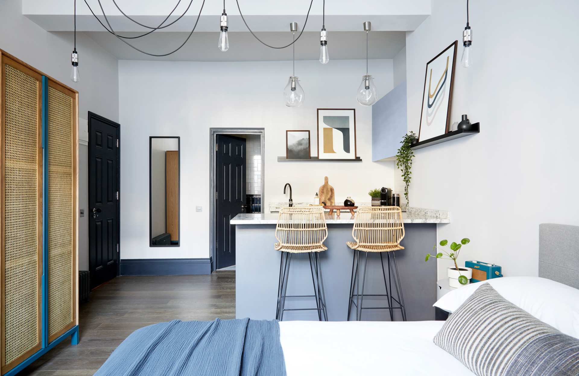 Contemporary Apartment - minutes from Angel Tube in 388 City Road EC1V 2QA - Property image 2 - VivreStays