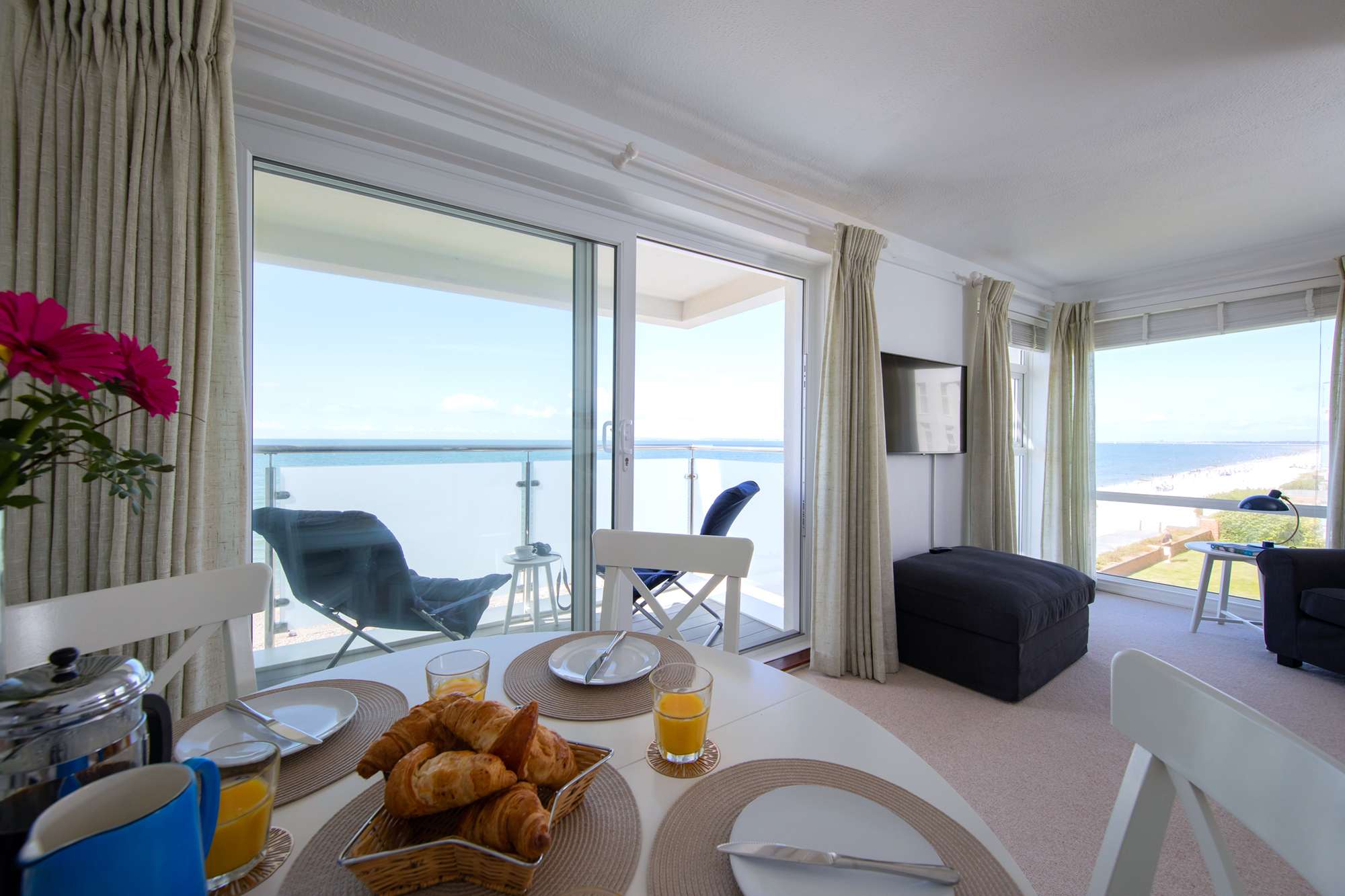Breakfast, lunch or dinner with stunning sea views!