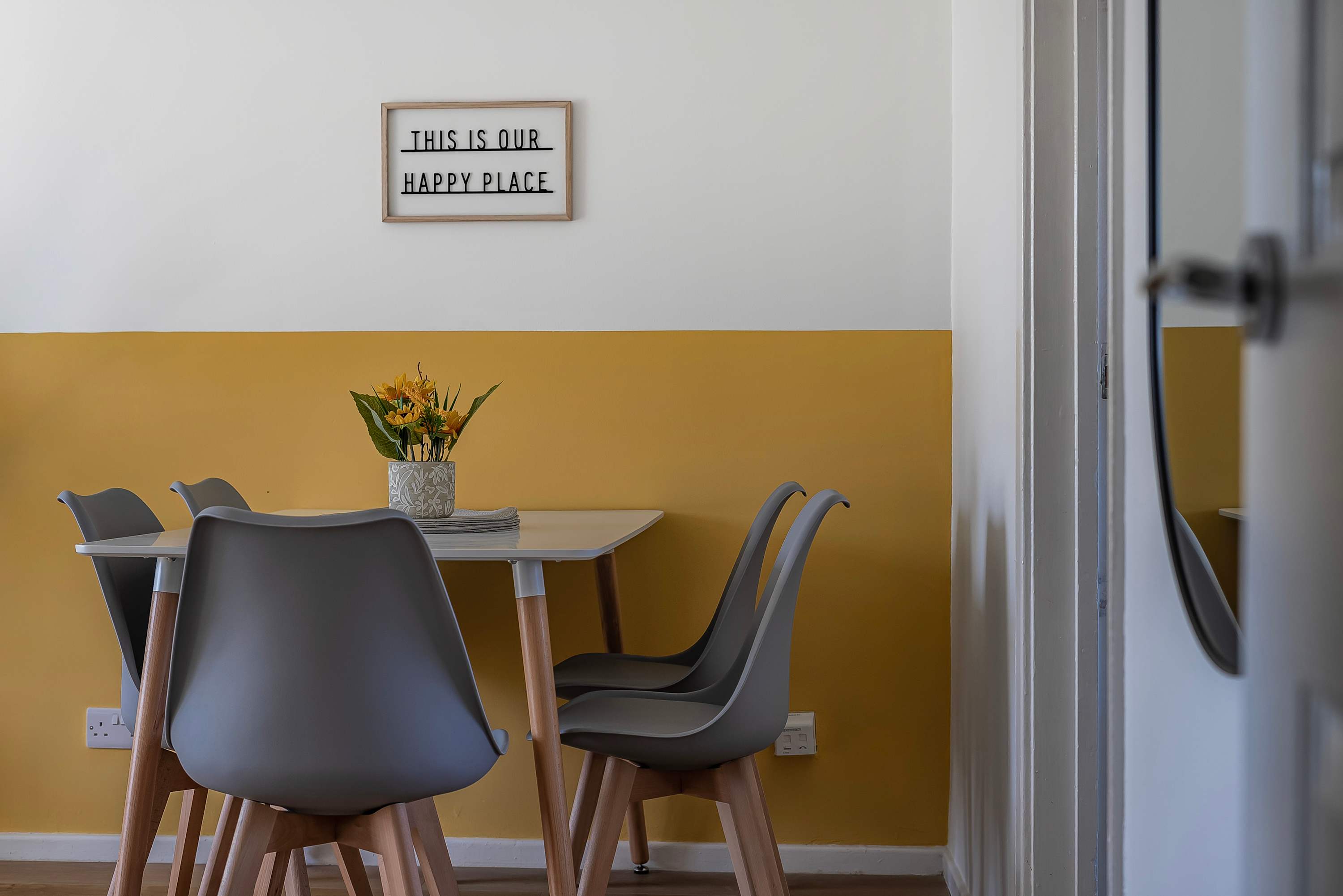 View Stylish 2BR Apartment near MCR Airport in Lovett Walk 1 M22 4LB Stylish 2BR Apartment near MCR Airport in Lovett Walk 1 M22 4LB - Property image 16 - VivreStays