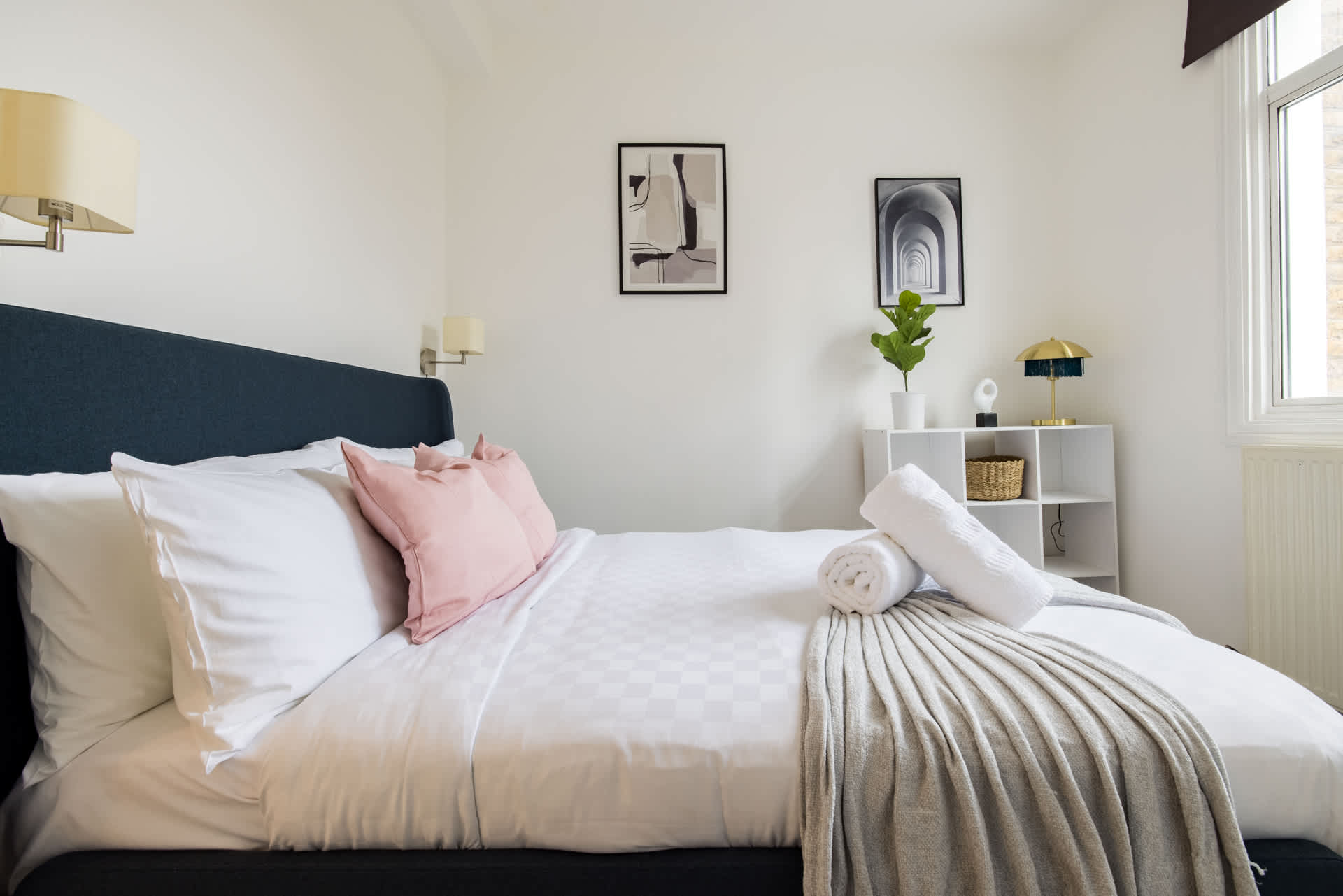 1 Bedroom Flat - Shepherds Bush in 112 Goldhawk Road W12 8HD - Property image 2 - VivreStays