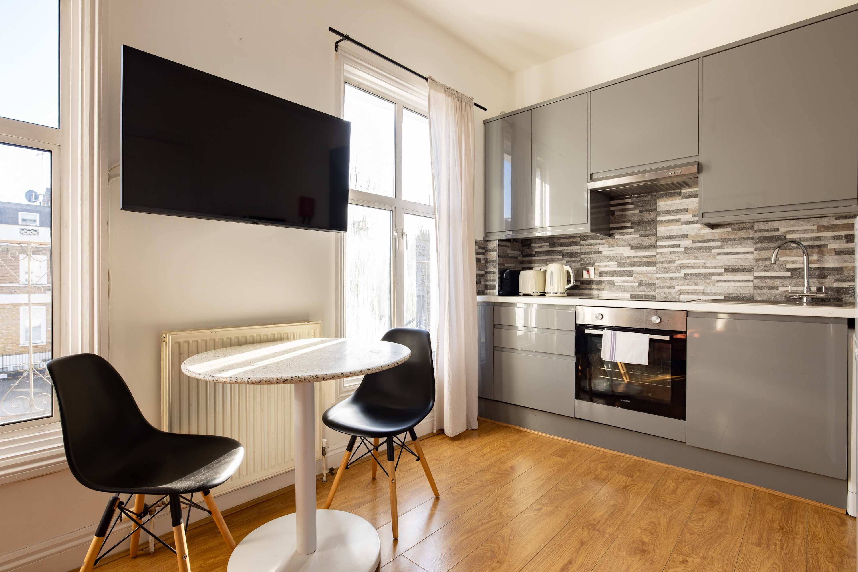 1 Bedroom Flat - Shepherds Bush in 112 Goldhawk Road W12 8HD - Property image 15 - VivreStays