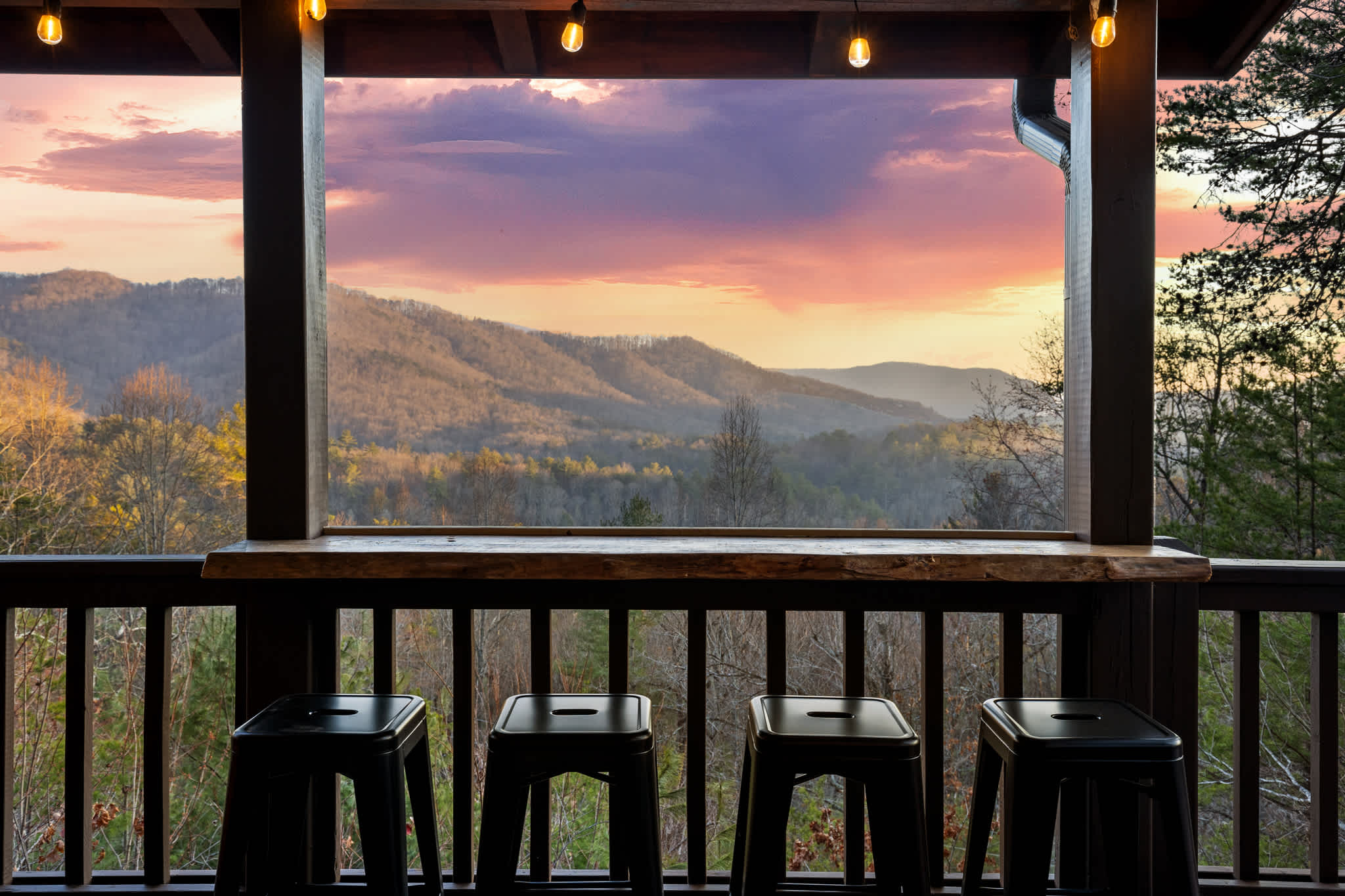 Camp Wildgrove - 4 Br with Hot Tub~ Sauna ~Views