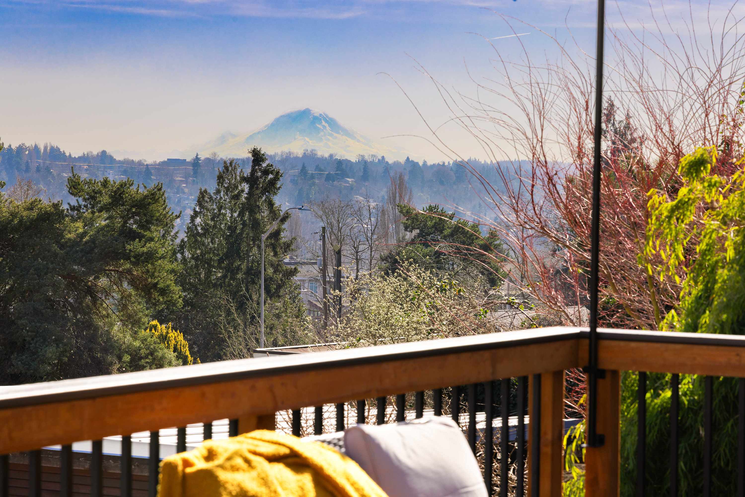 Modern 3BR Retreat w, City Views, 2 Living Spaces