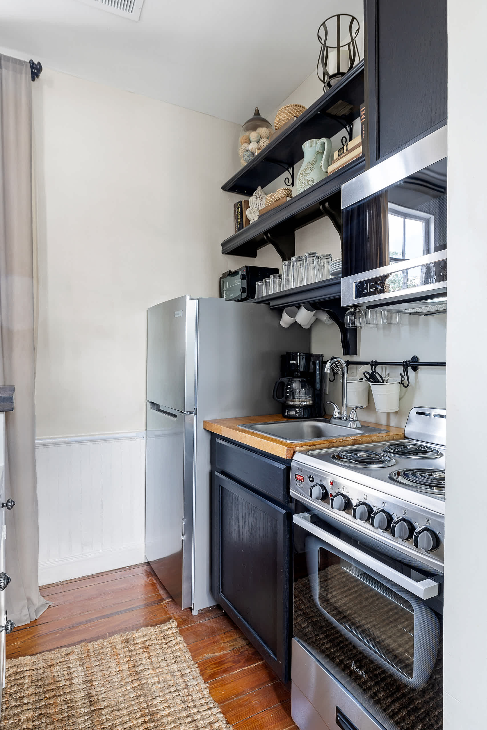 Fully stocked kitchen kitchen with seating for your group 