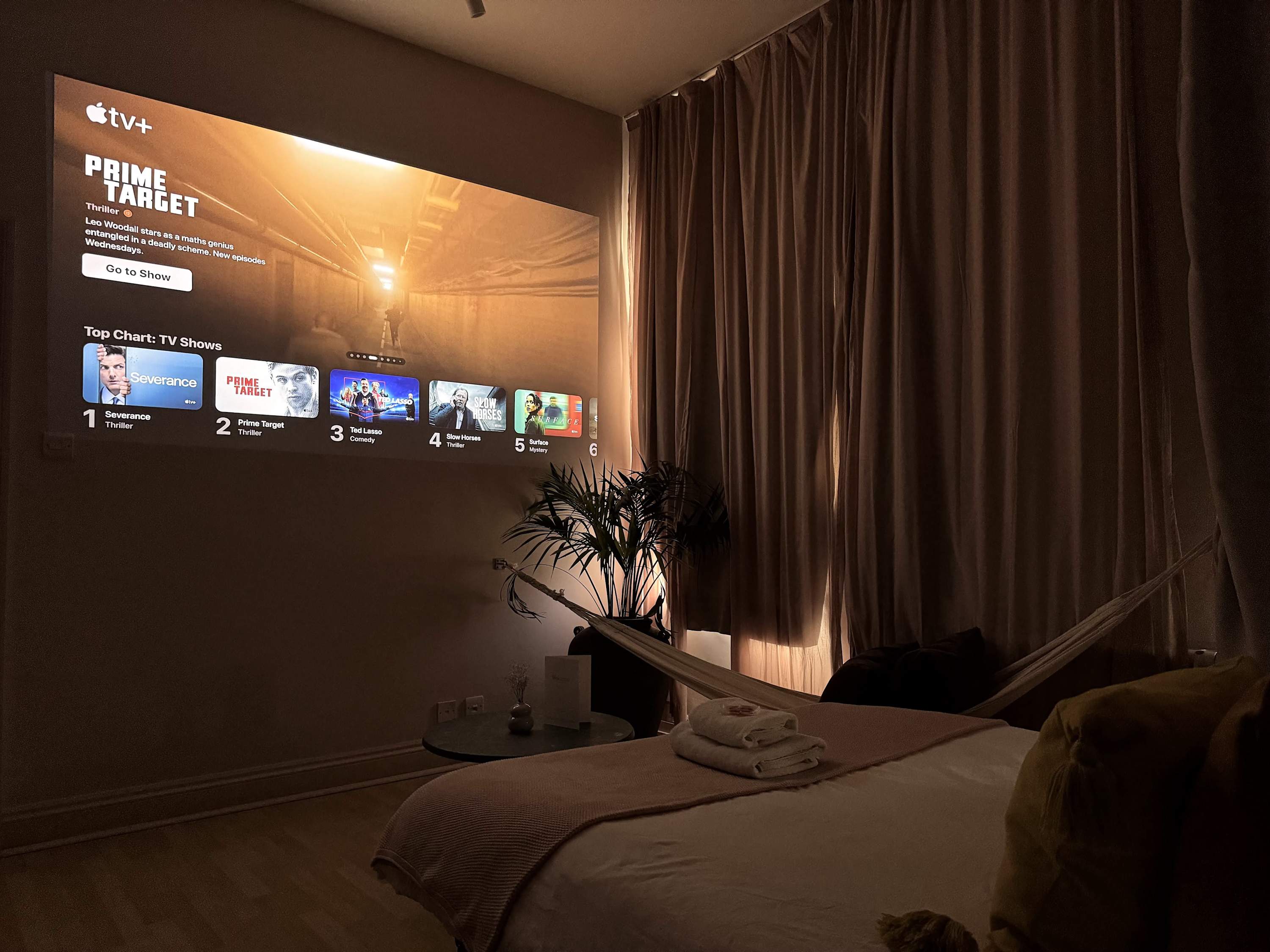 Loft w/ 100” Cinema, Premium Mattress & Hammock - Foto 8
