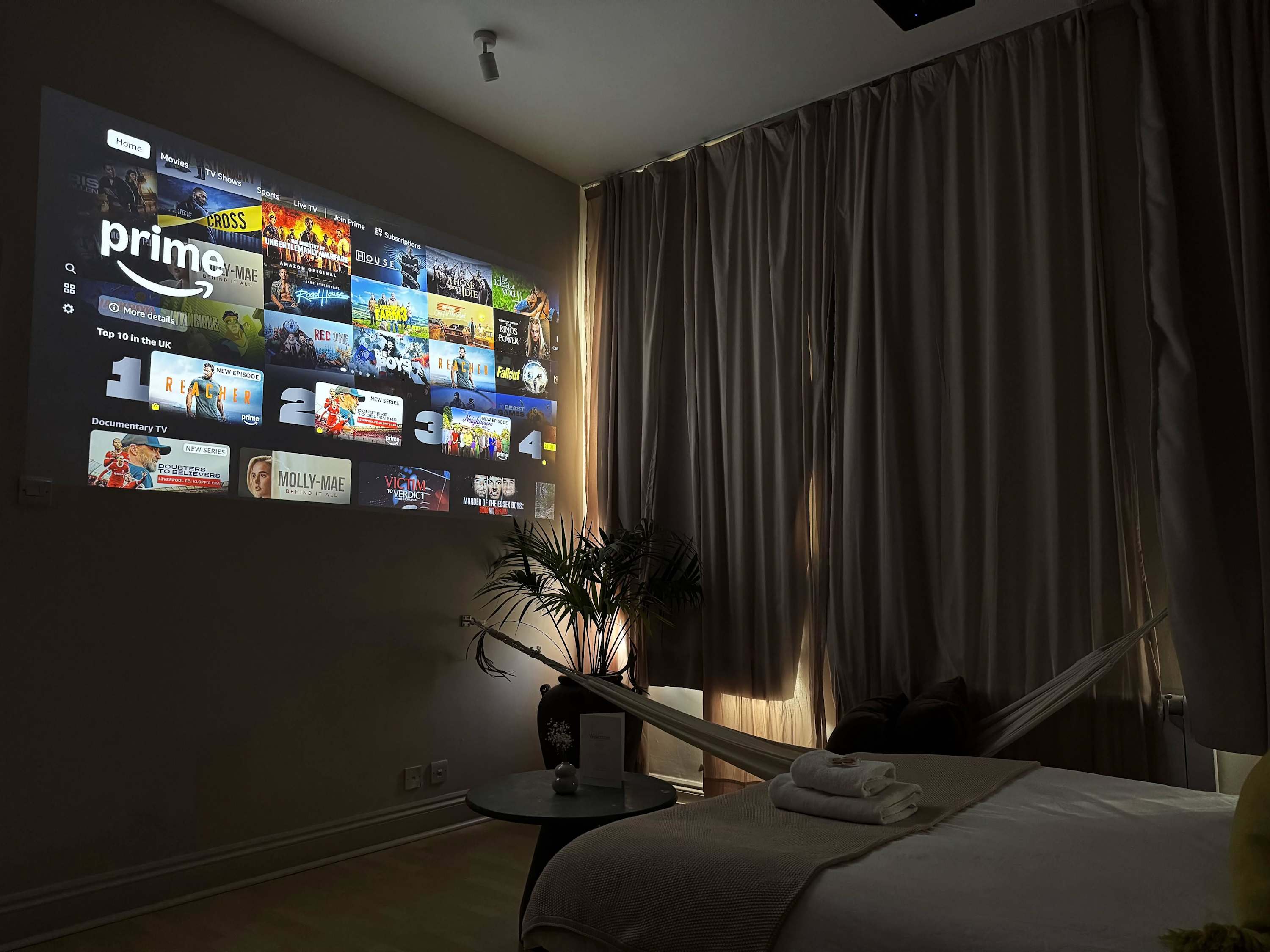 Loft w/ 100” Cinema, Premium Mattress & Hammock - Foto 16