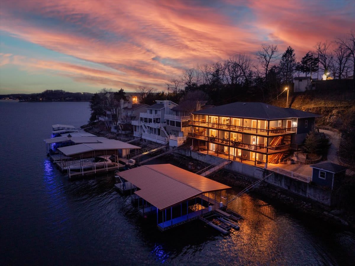 Sleeps 26 lakefront w/ private dock & dance floor! — Lake Ozark, MO — vacation rental