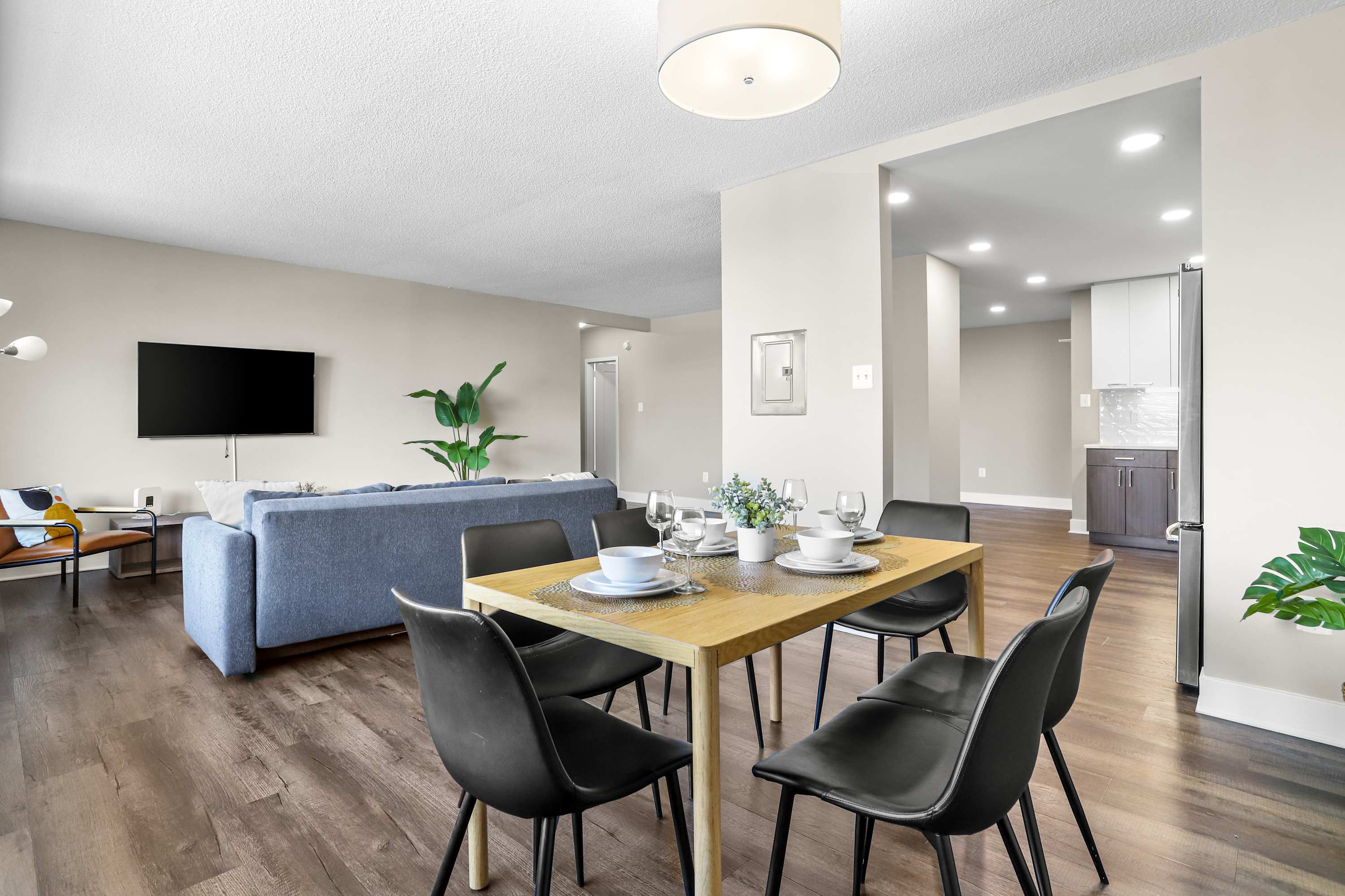 Modern Apt w/ Easy Access to Airport & Metro