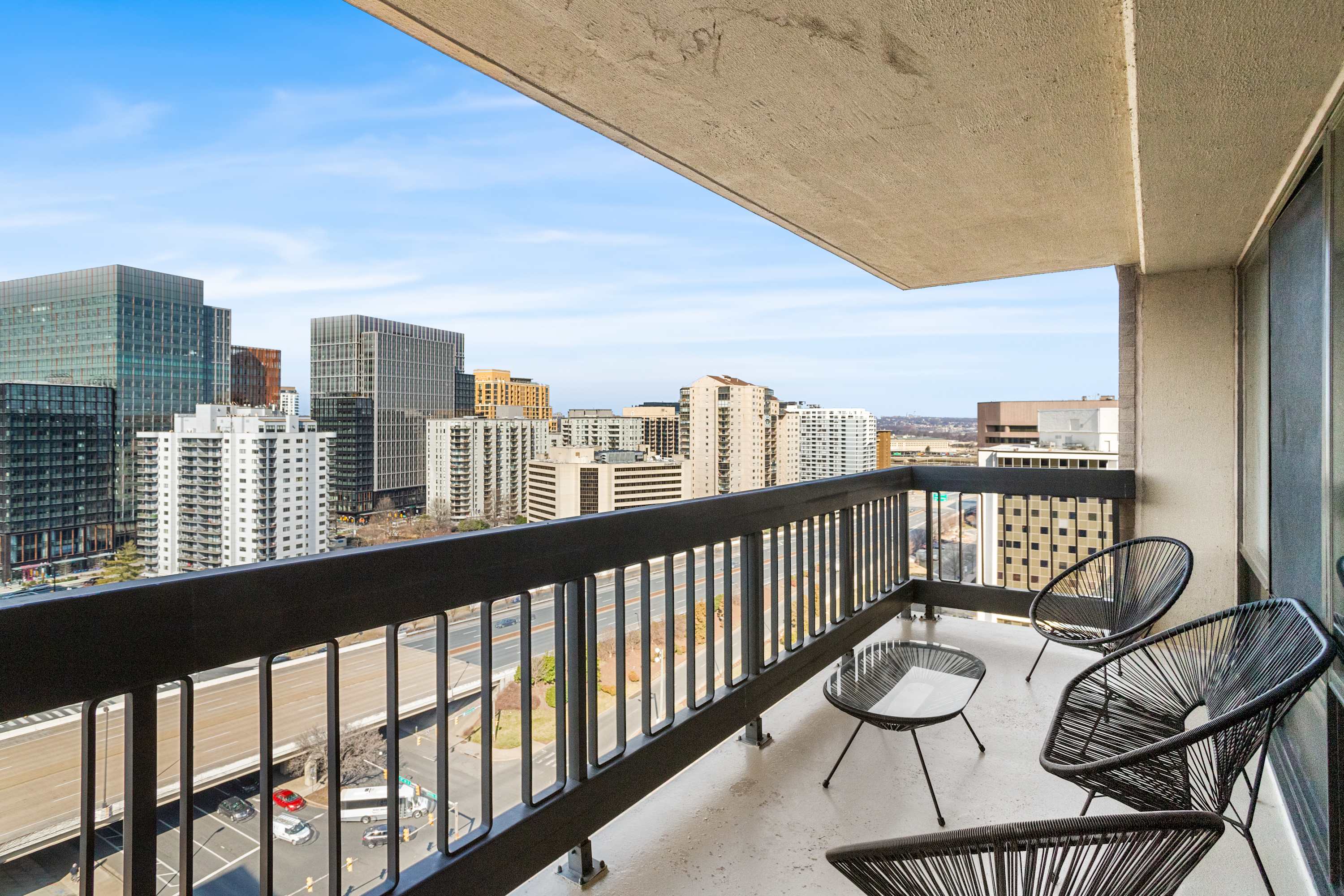 Modern Apt w/ Easy Access to Airport & Metro