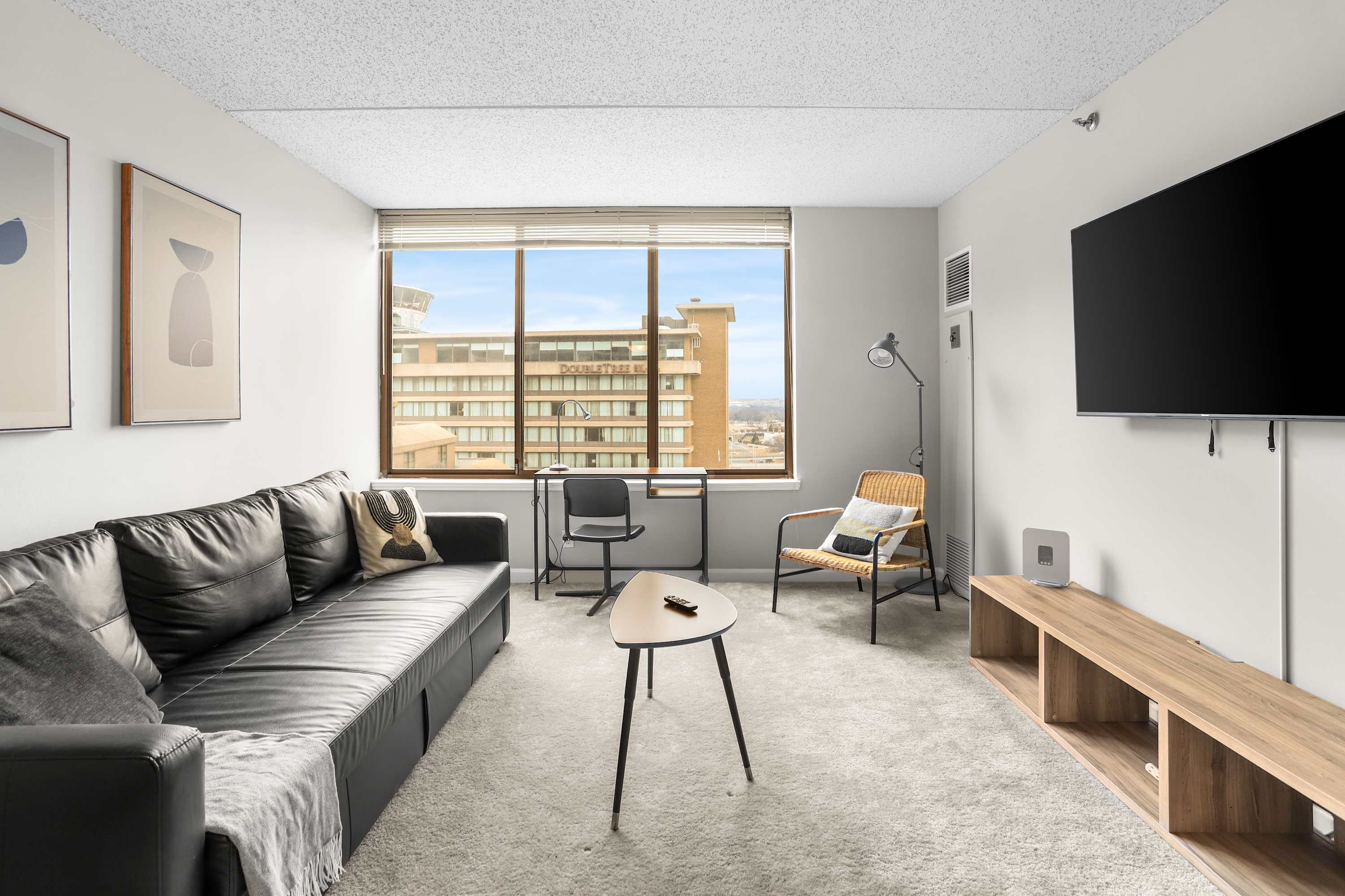Modern Apt Steps from Shops & Metro