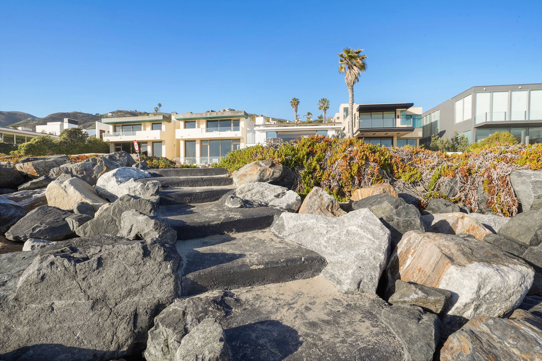 Where rugged coastal beauty leads to refined luxury.