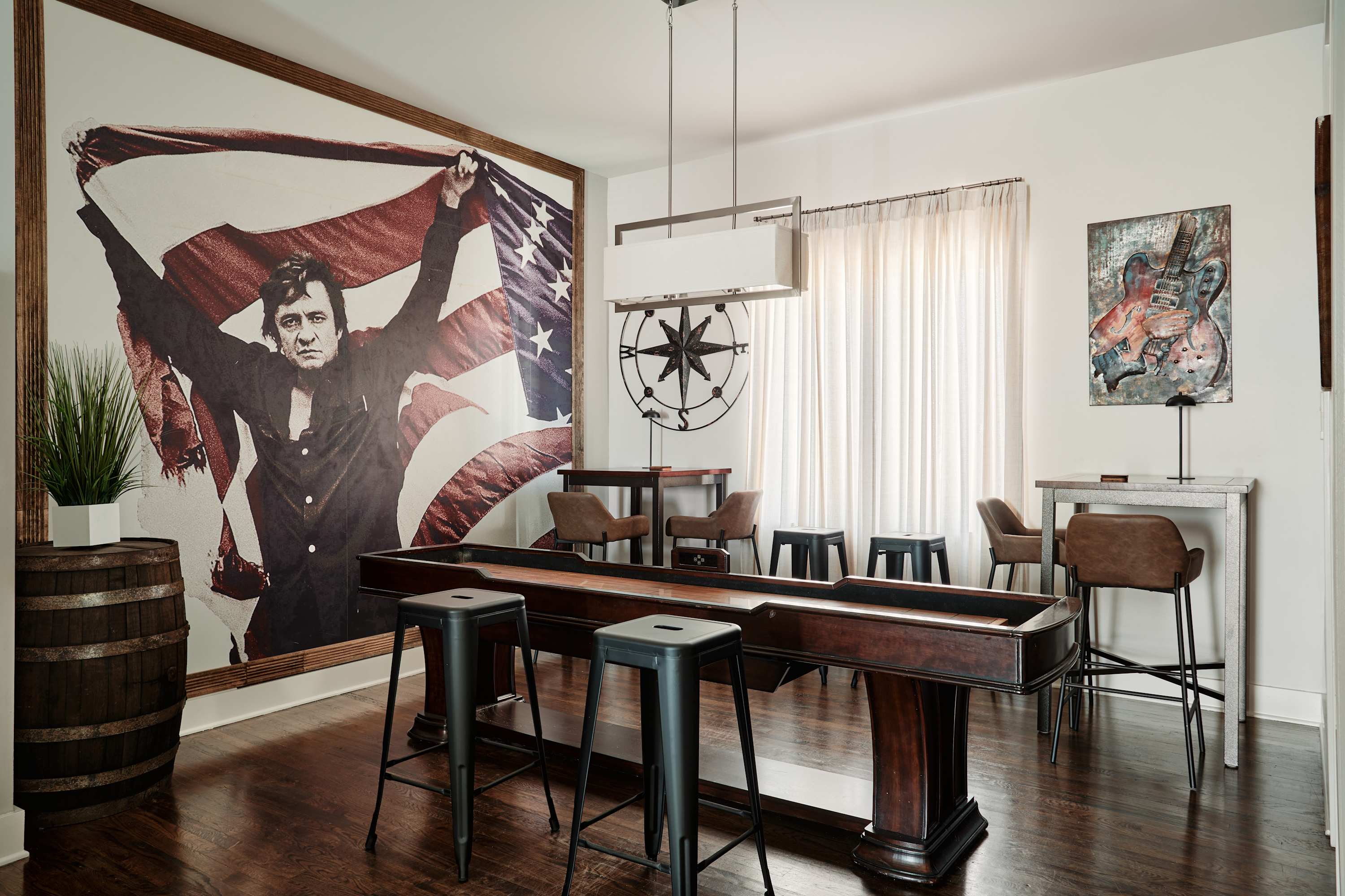 Chic 3BD, Rooftop, Game Room, 10 Min to Broadway, Garage, Ping Pong, Karaoke, Axe Throwing, Shuffleboard, 10 Mins to Broadway, 5 Mins to Five Points, Perfect for Bachelors or Bachelorettes, 24 Hr Hospitality — Nashville, TN — vacation rental
