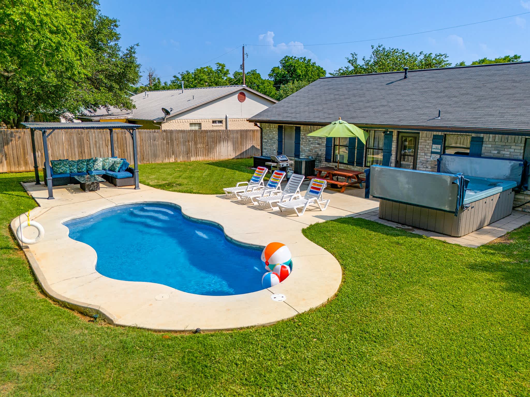 5 O'Clock Somewhere - Heated Pool & Hot Tub — Fredericksburg, TX — vacation rental