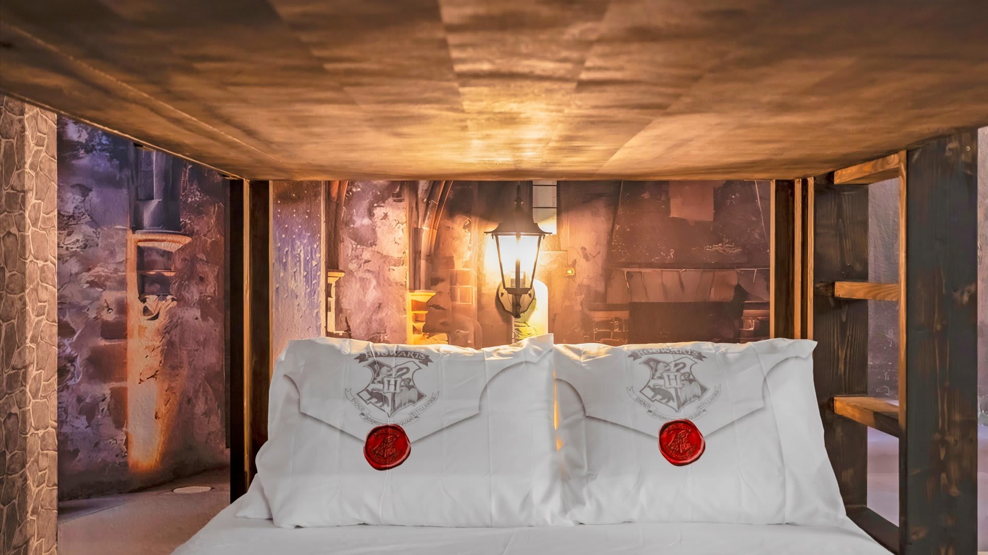 Hogwarts themed bunk bedroom with full beds