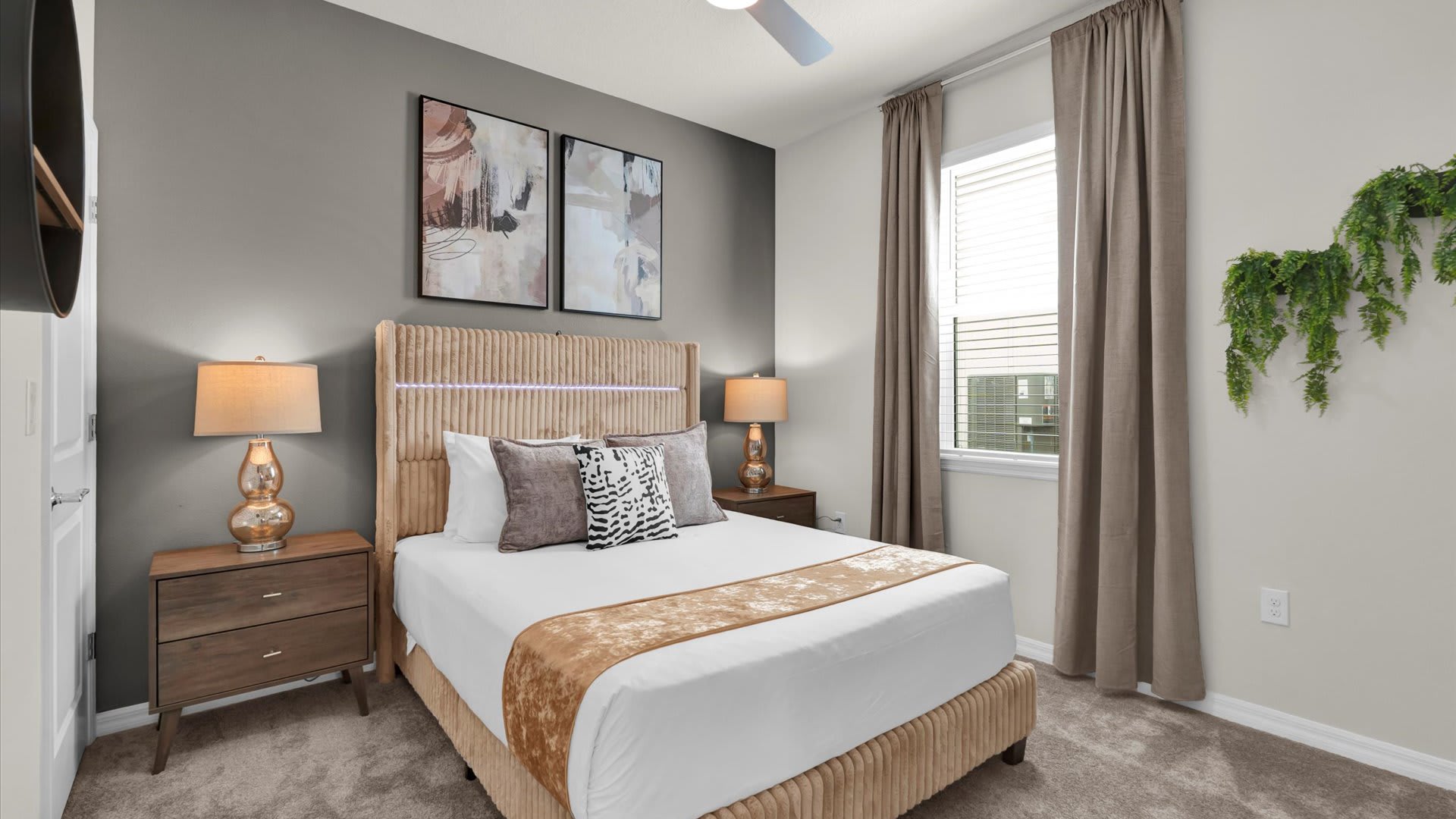 Queen bedroom with shared en-suite bathroom