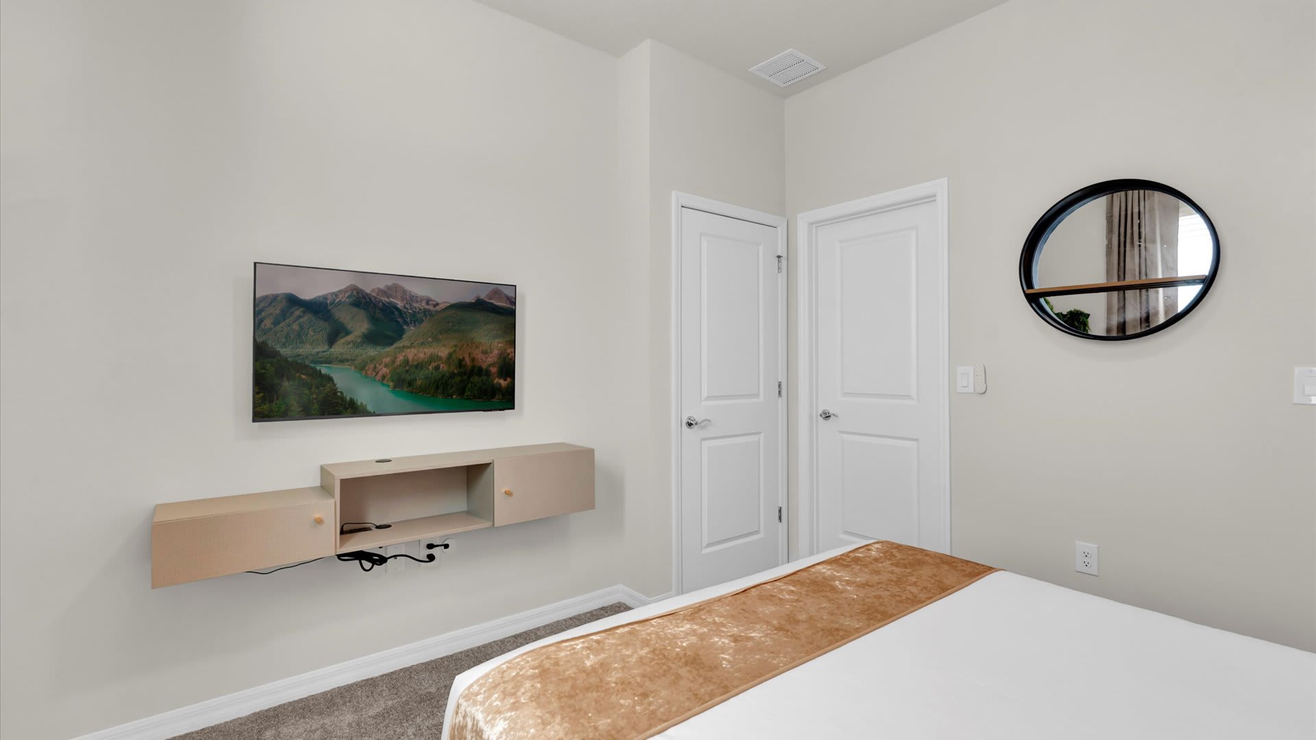 Queen bedroom with shared en-suite bathroom