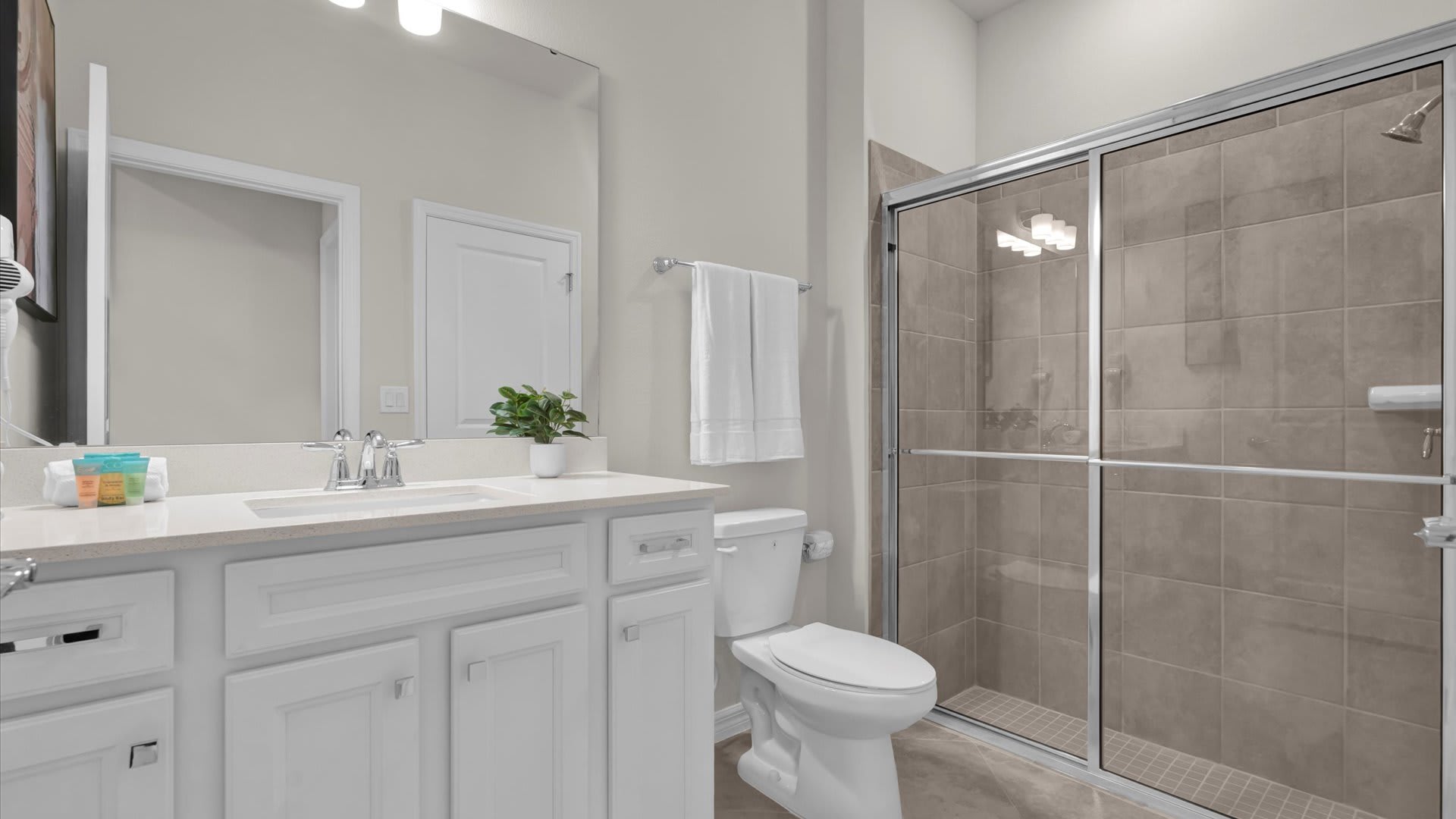 Shared en-suite bathroom