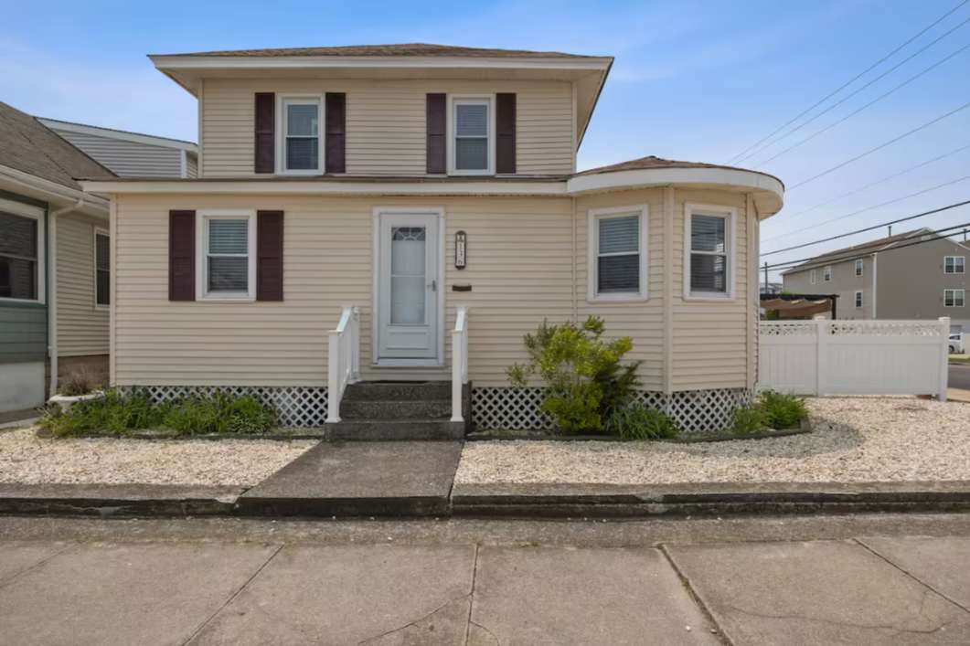 Step into your home away from home in North Wildwood!  