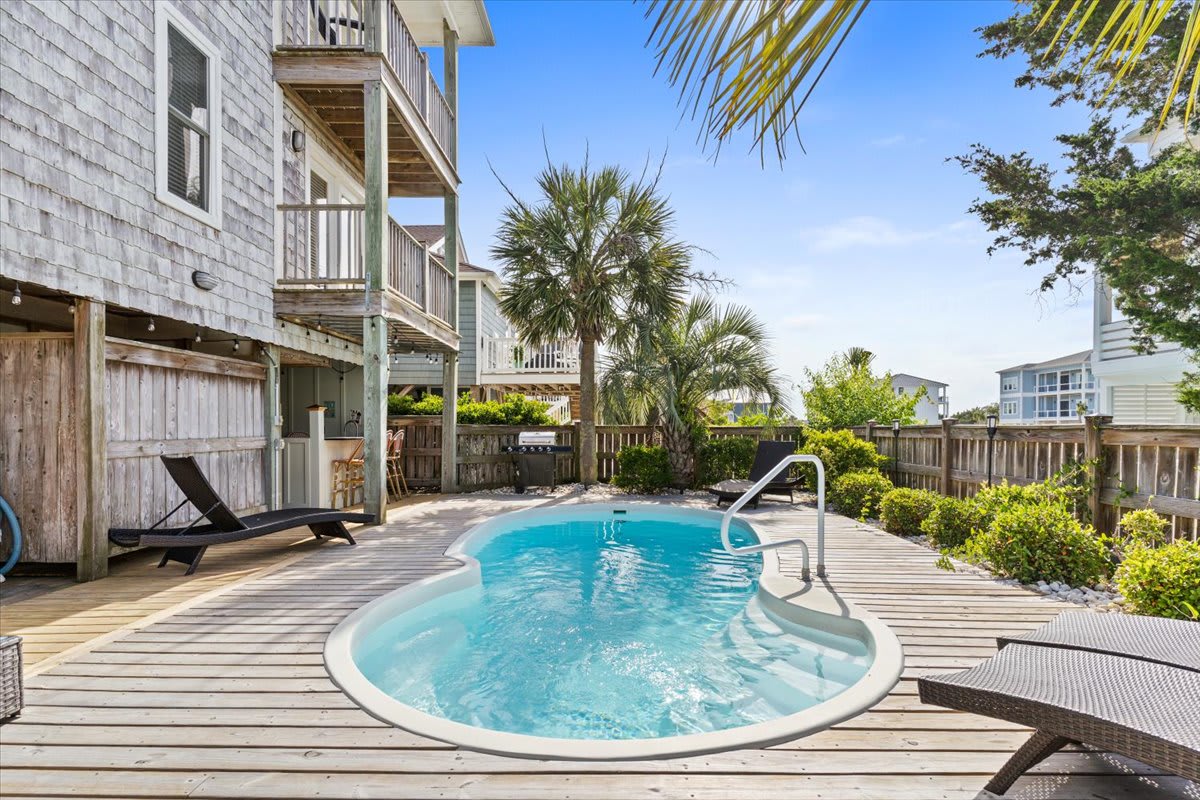 Ocean Views I Sleeps 12 I Walk to Beach I Pool 3