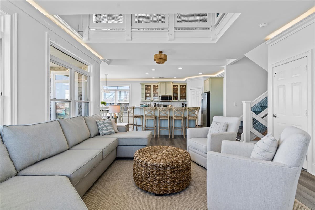 Ocean Views I Sleeps 12 I Walk to Beach I Pool 4