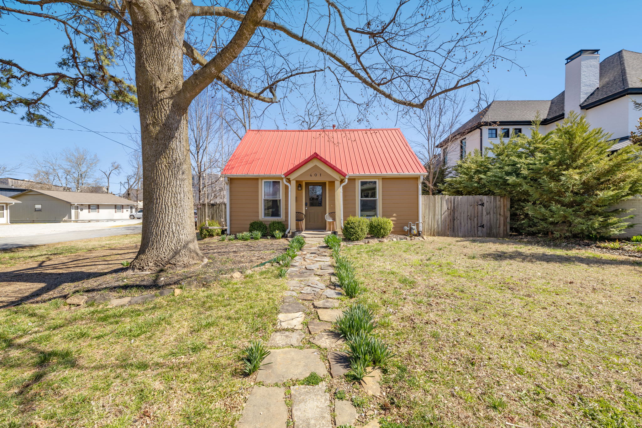 Little Red Roof-1/2 mi to Downtown-Along Bike Trail