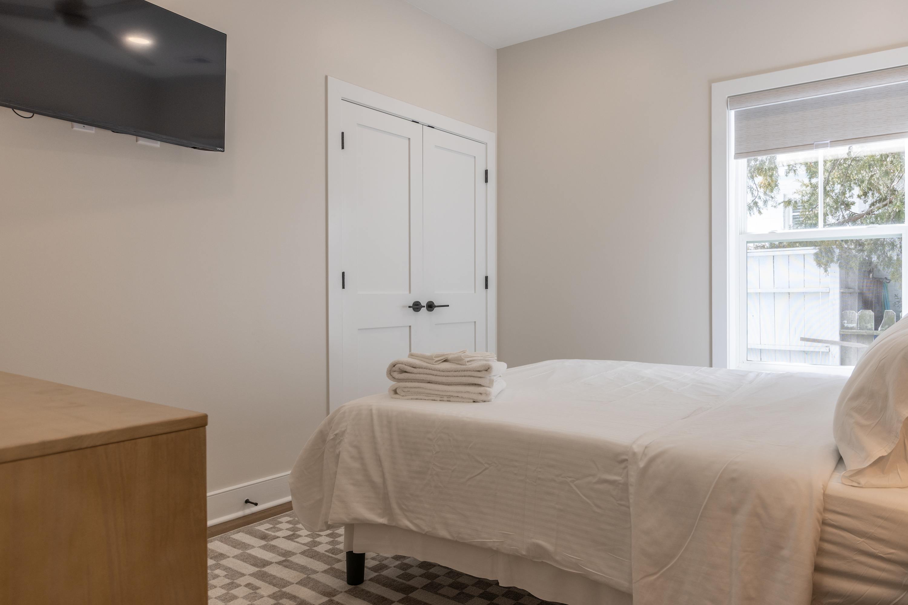1st Floor bedroom - queen 