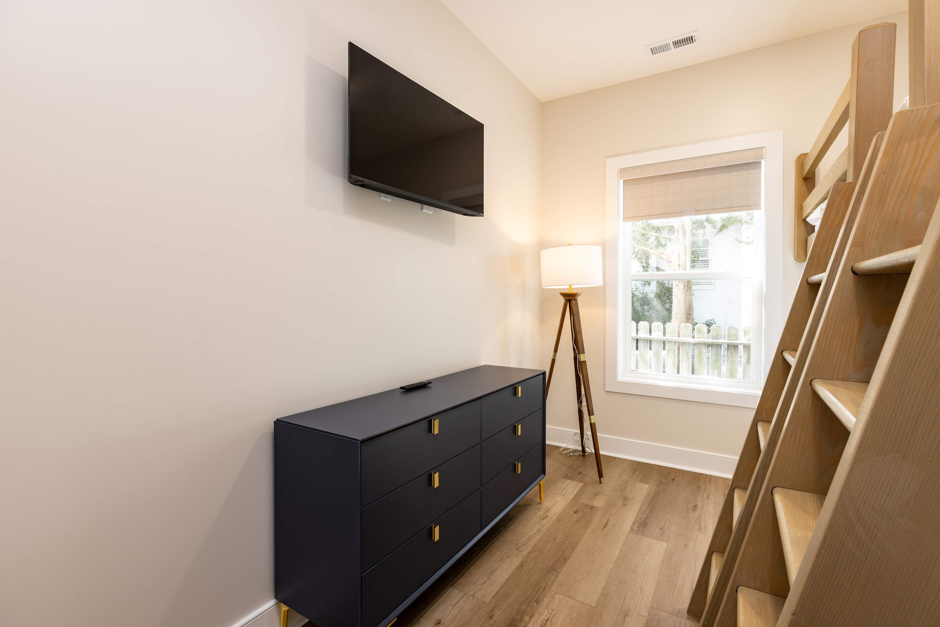 1st Floor bunkroom - twin