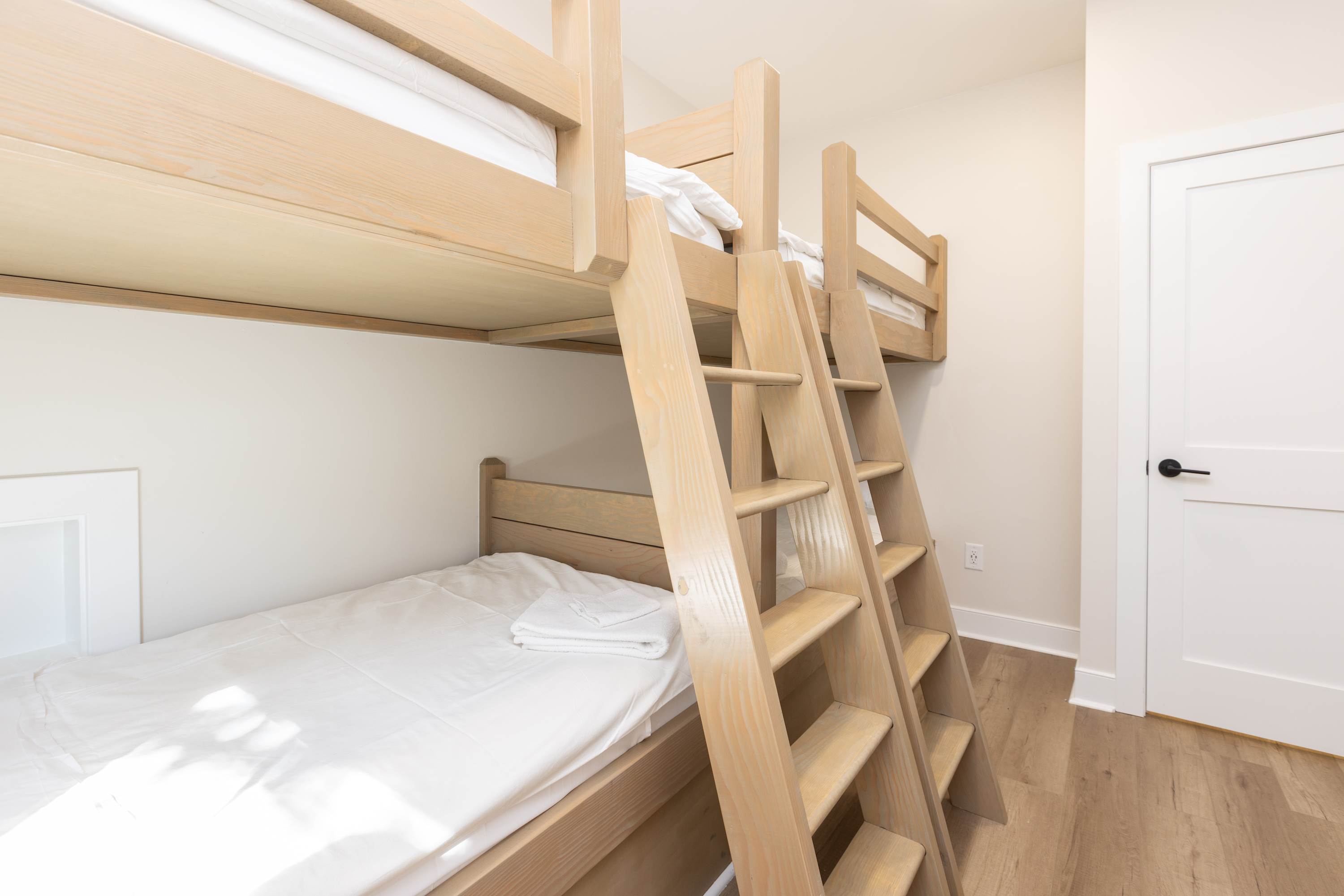 1st Floor bunkroom - twin