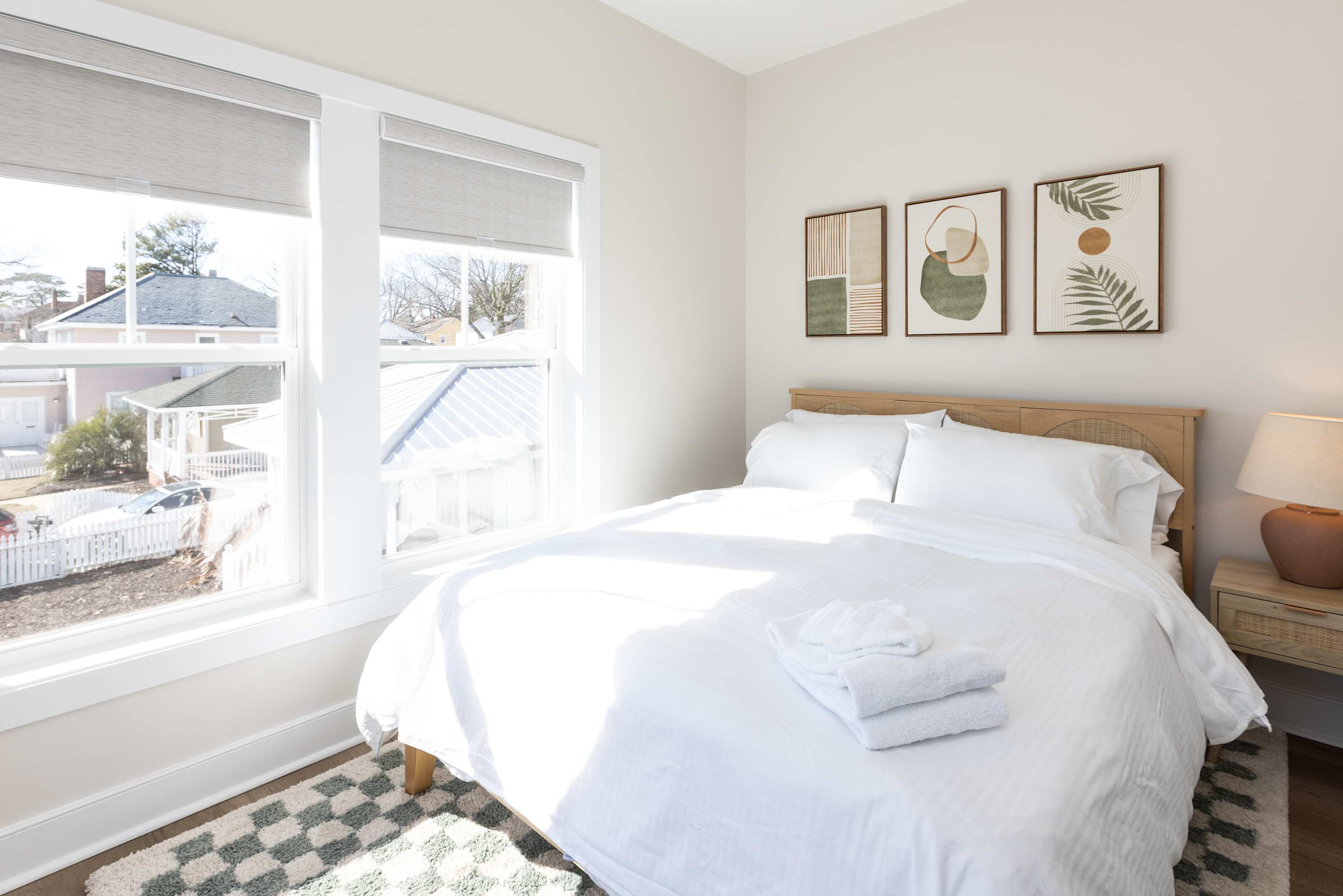 2nd Floor bedroom - queen