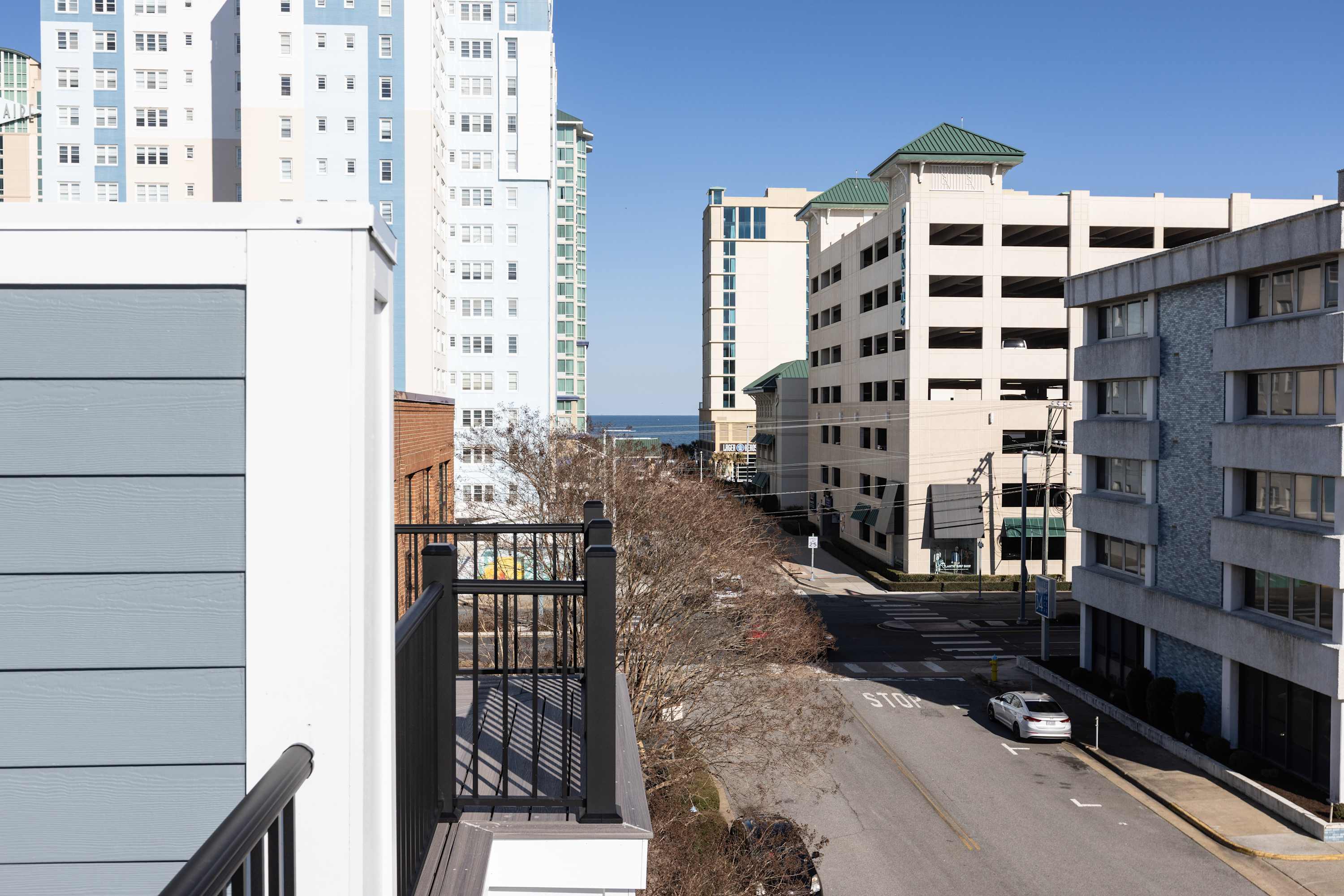 New Build-Rooftop-Steps from the Beach! Unit Light