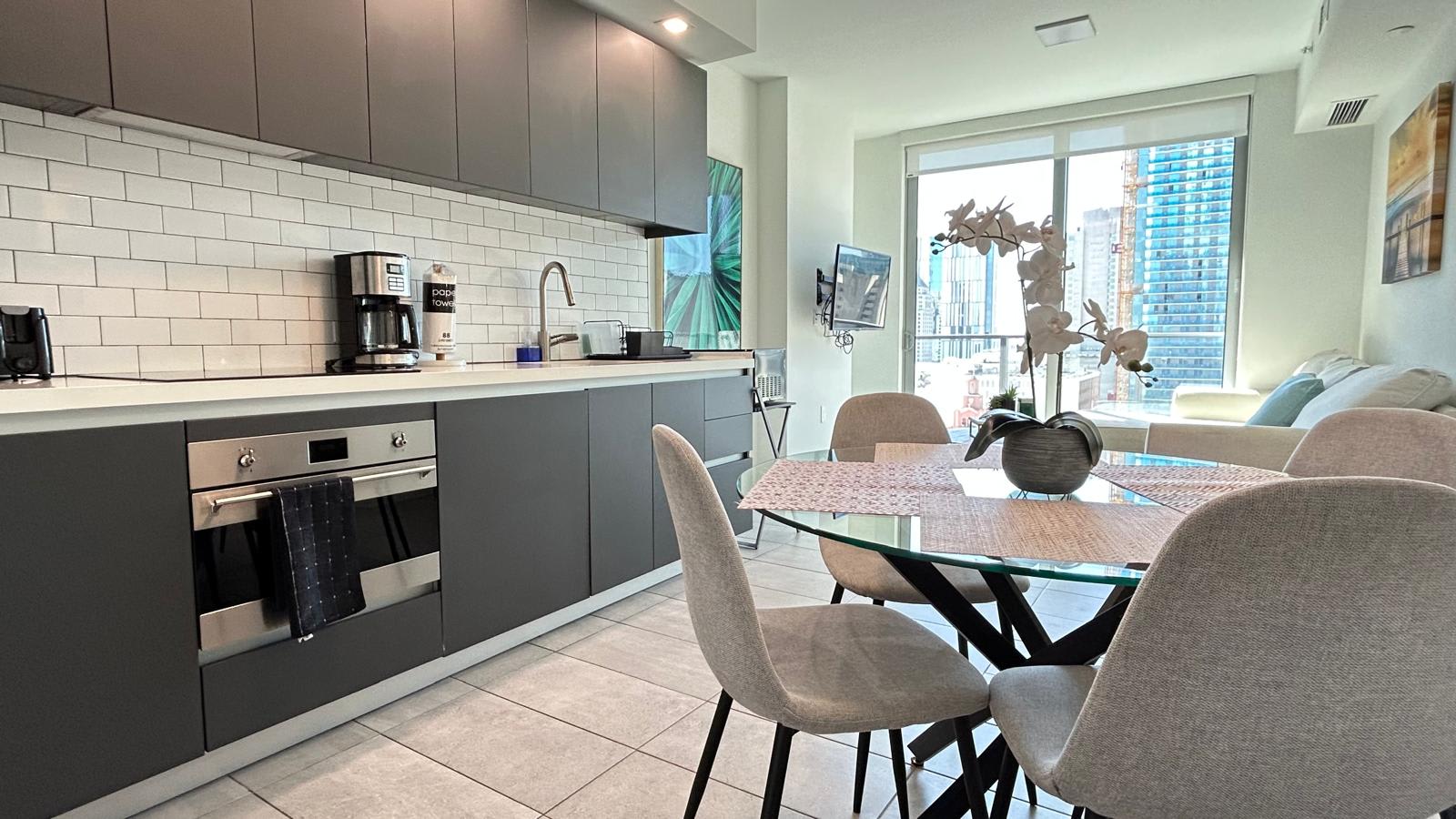 Contemporary Comfort | Rooftop Views & Full Kitchen - Foto 13