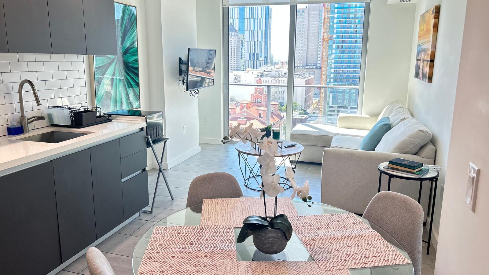 Contemporary Comfort | Rooftop Views & Full Kitchen - Foto 10