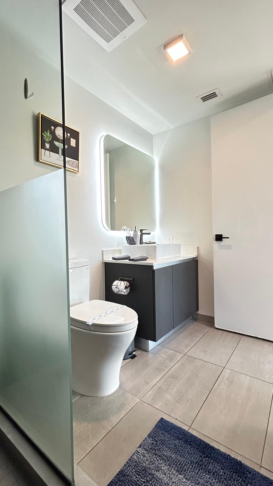 Contemporary Comfort | Rooftop Views & Full Kitchen - Foto 22