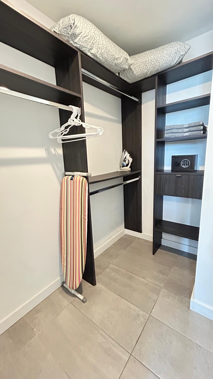 Contemporary Comfort | Rooftop Views & Full Kitchen - Foto 24