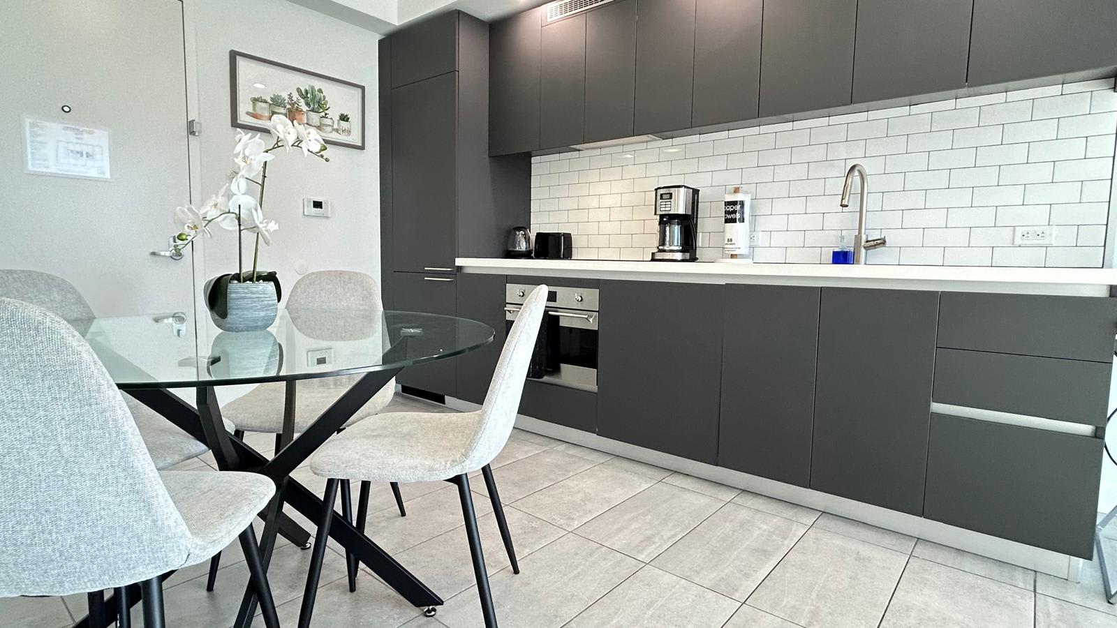 Contemporary Comfort | Rooftop Views & Full Kitchen - Foto 15