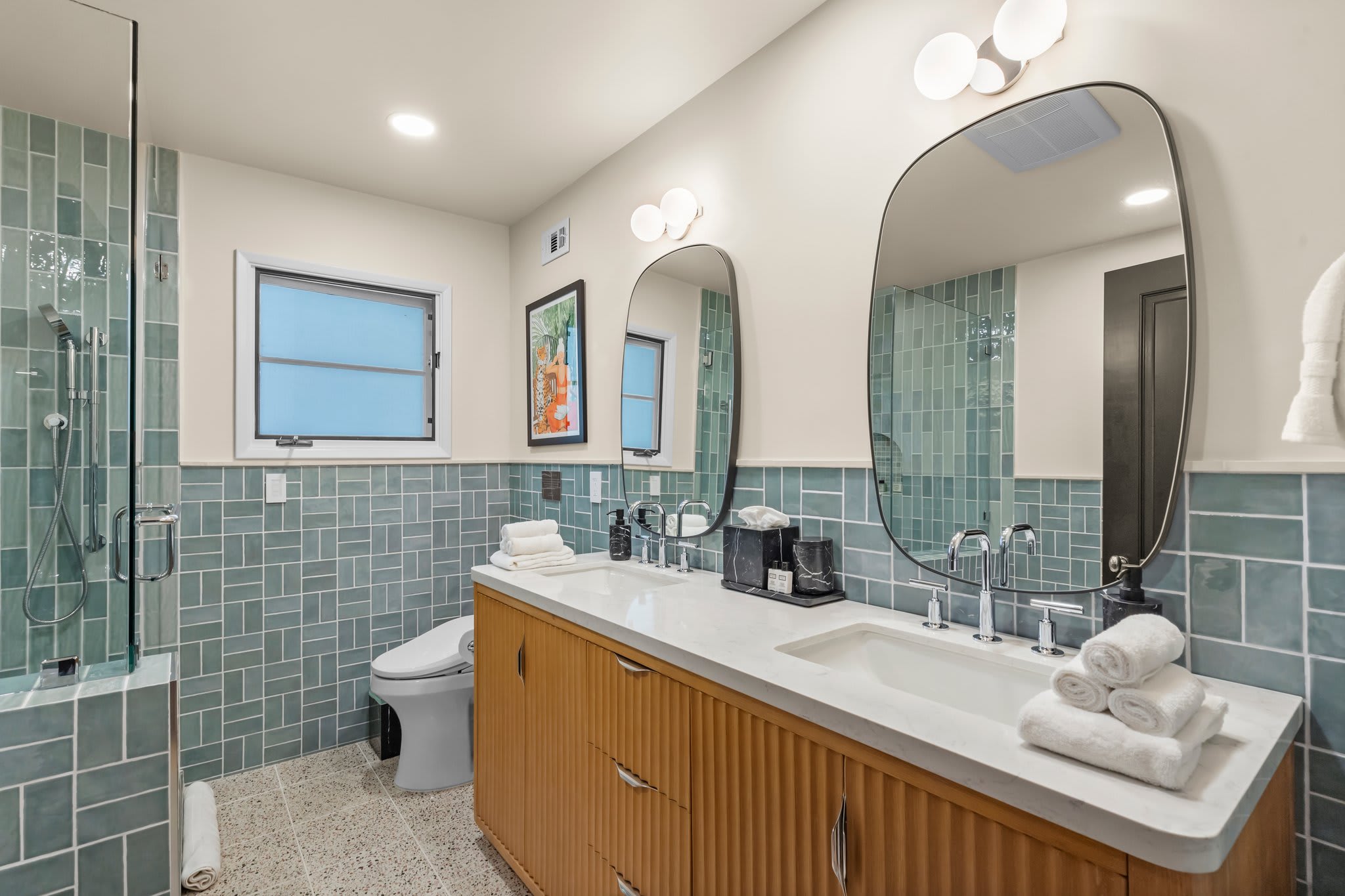 Get ready with ease—dual sinks, arched mirrors, effortless flow.