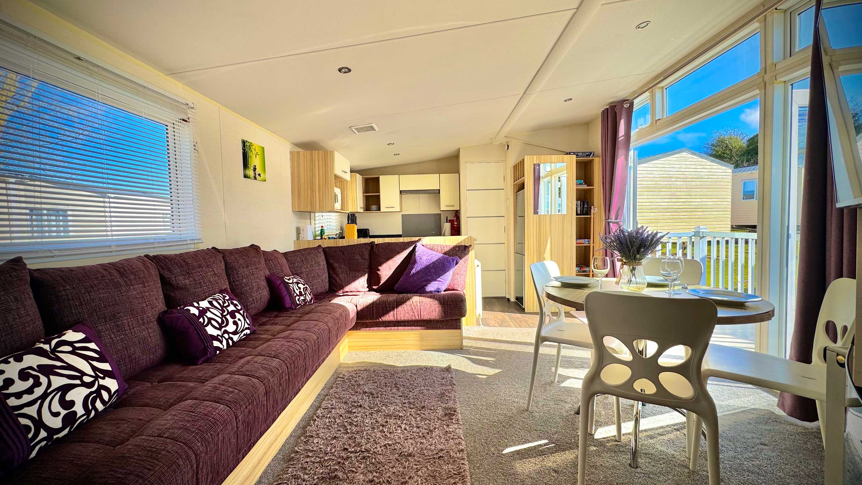 Family-Friendly - Marton Mere - 3BR Lodge -Parking serviced apartment - UK - VivreStays