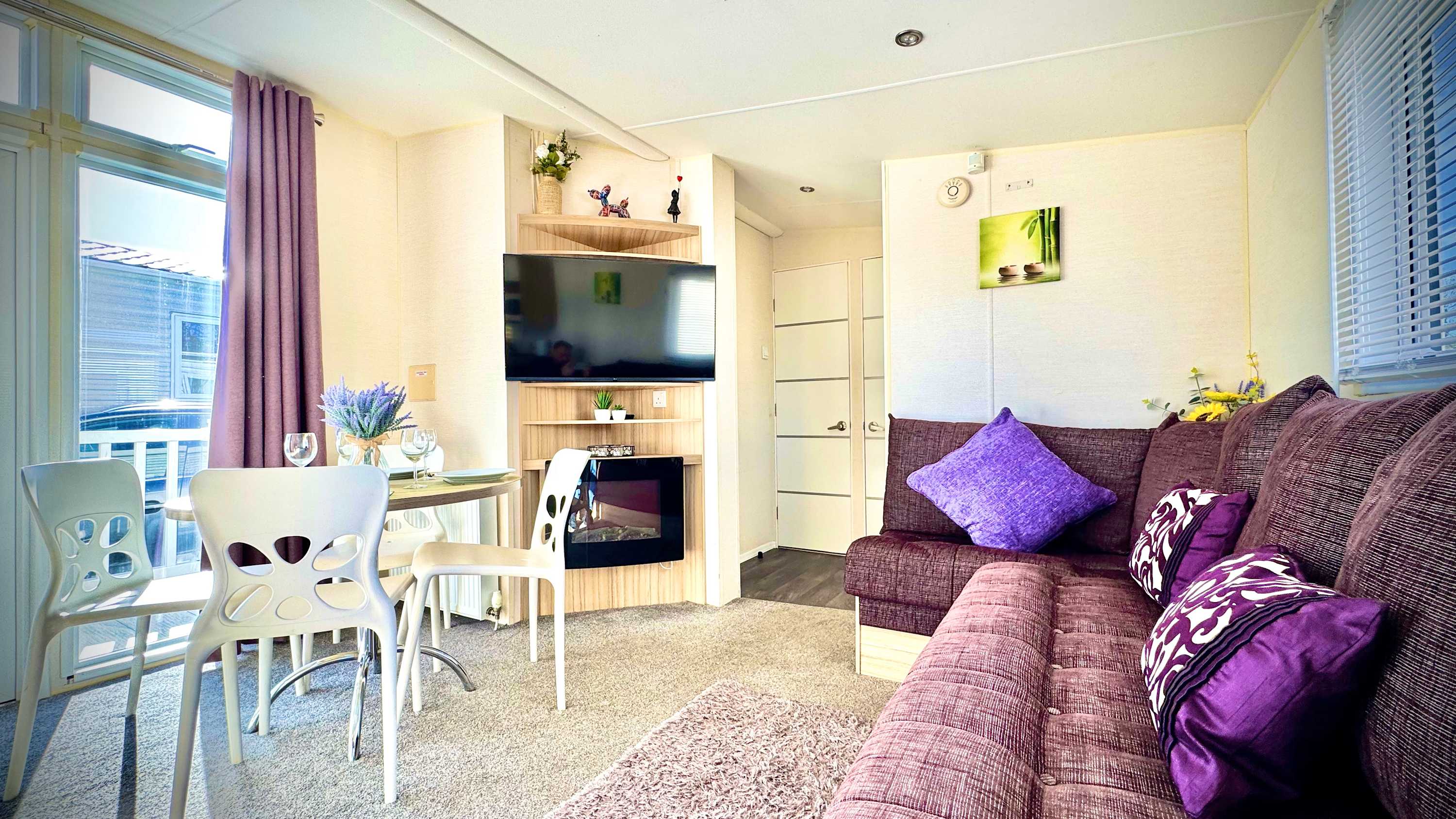 View Family-Friendly - Marton Mere - 3BR Lodge -Parking in Mythop Road FY4 4XN Family-Friendly - Marton Mere - 3BR Lodge -Parking in Mythop Road FY4 4XN - Property image 3 - VivreStays