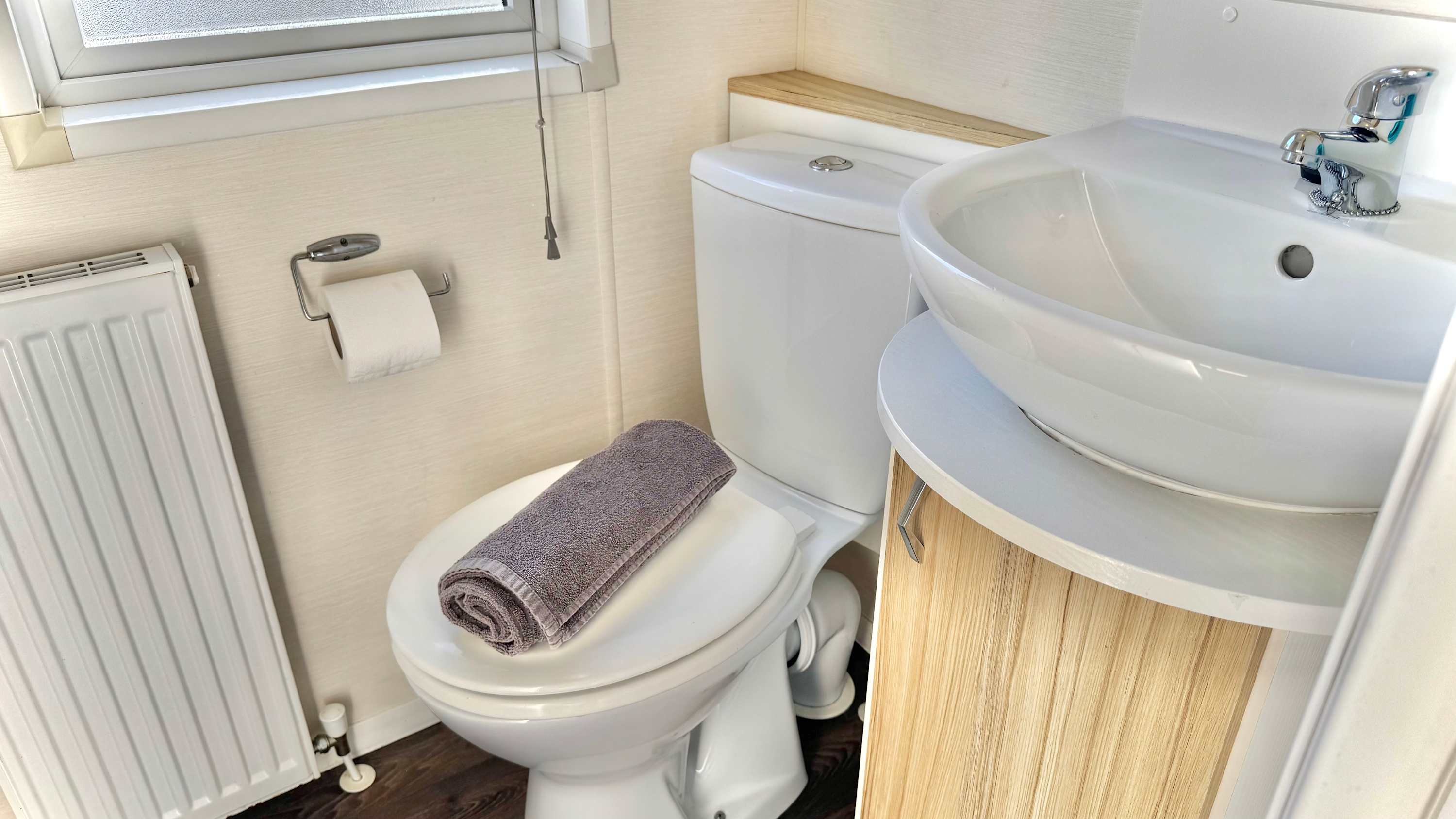 View Family-Friendly - Marton Mere - 3BR Lodge -Parking in Mythop Road FY4 4XN Family-Friendly - Marton Mere - 3BR Lodge -Parking in Mythop Road FY4 4XN - Property image 31 - VivreStays