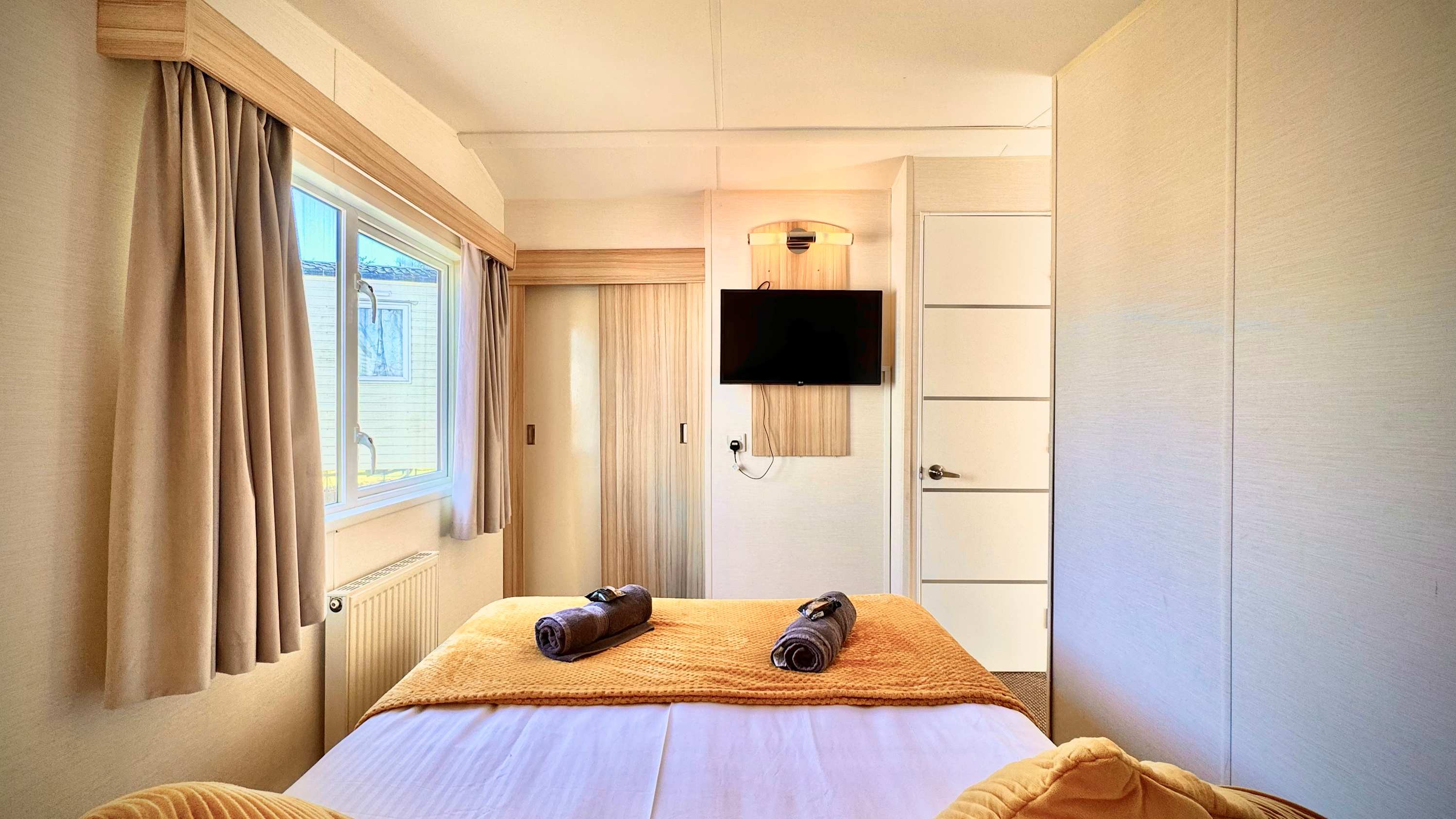 View Family-Friendly - Marton Mere - 3BR Lodge -Parking in Mythop Road FY4 4XN Family-Friendly - Marton Mere - 3BR Lodge -Parking in Mythop Road FY4 4XN - Property image 2 - VivreStays