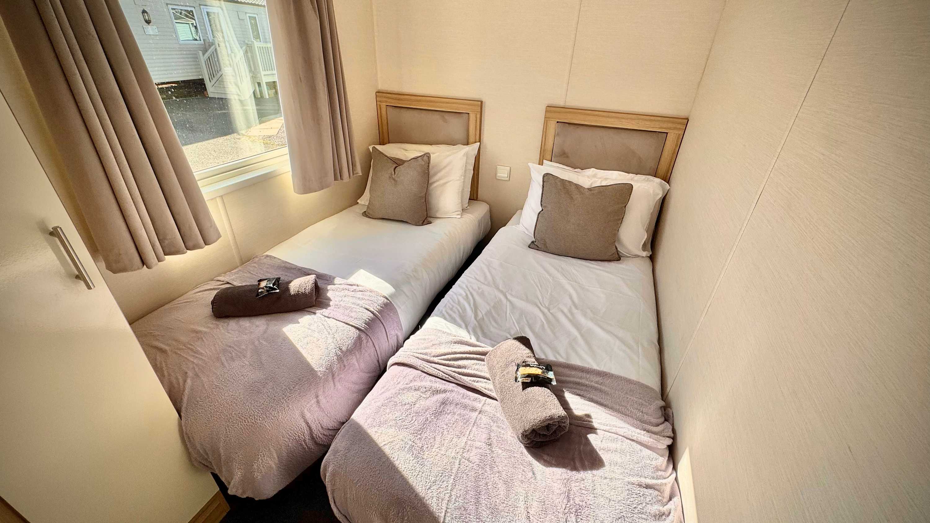 View Family-Friendly - Marton Mere - 3BR Lodge -Parking in Mythop Road FY4 4XN Family-Friendly - Marton Mere - 3BR Lodge -Parking in Mythop Road FY4 4XN - Property image 7 - VivreStays
