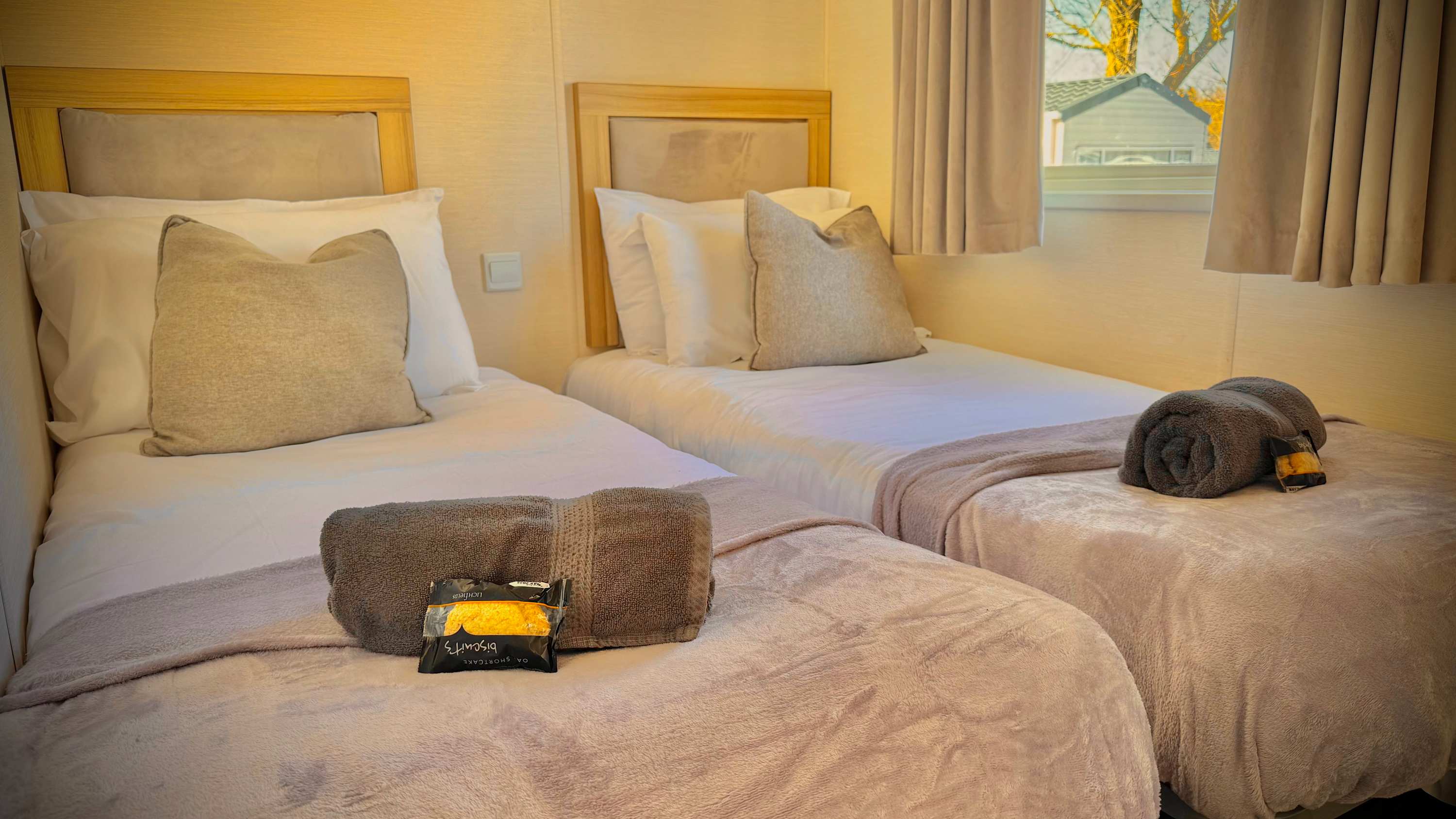 View Family-Friendly - Marton Mere - 3BR Lodge -Parking in Mythop Road FY4 4XN Family-Friendly - Marton Mere - 3BR Lodge -Parking in Mythop Road FY4 4XN - Property image 6 - VivreStays