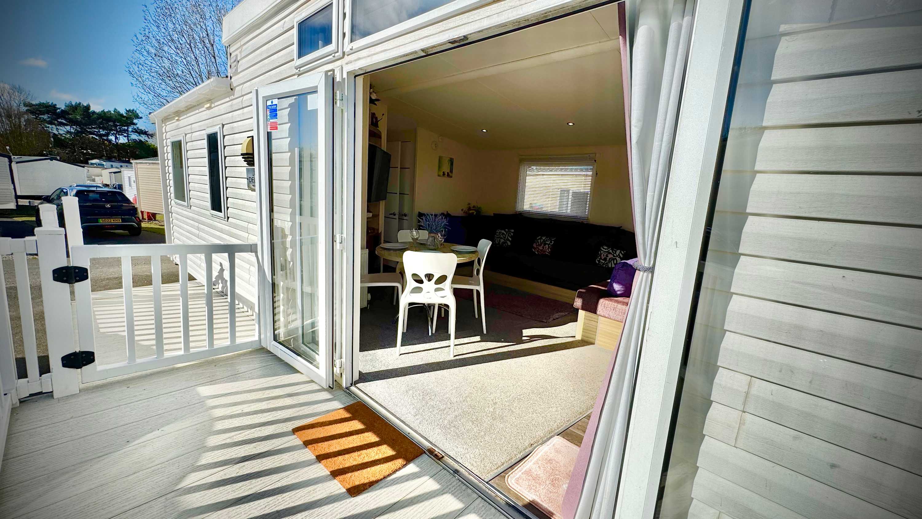 View Family-Friendly - Marton Mere - 3BR Lodge -Parking in Mythop Road FY4 4XN Family-Friendly - Marton Mere - 3BR Lodge -Parking in Mythop Road FY4 4XN - Property image 4 - VivreStays